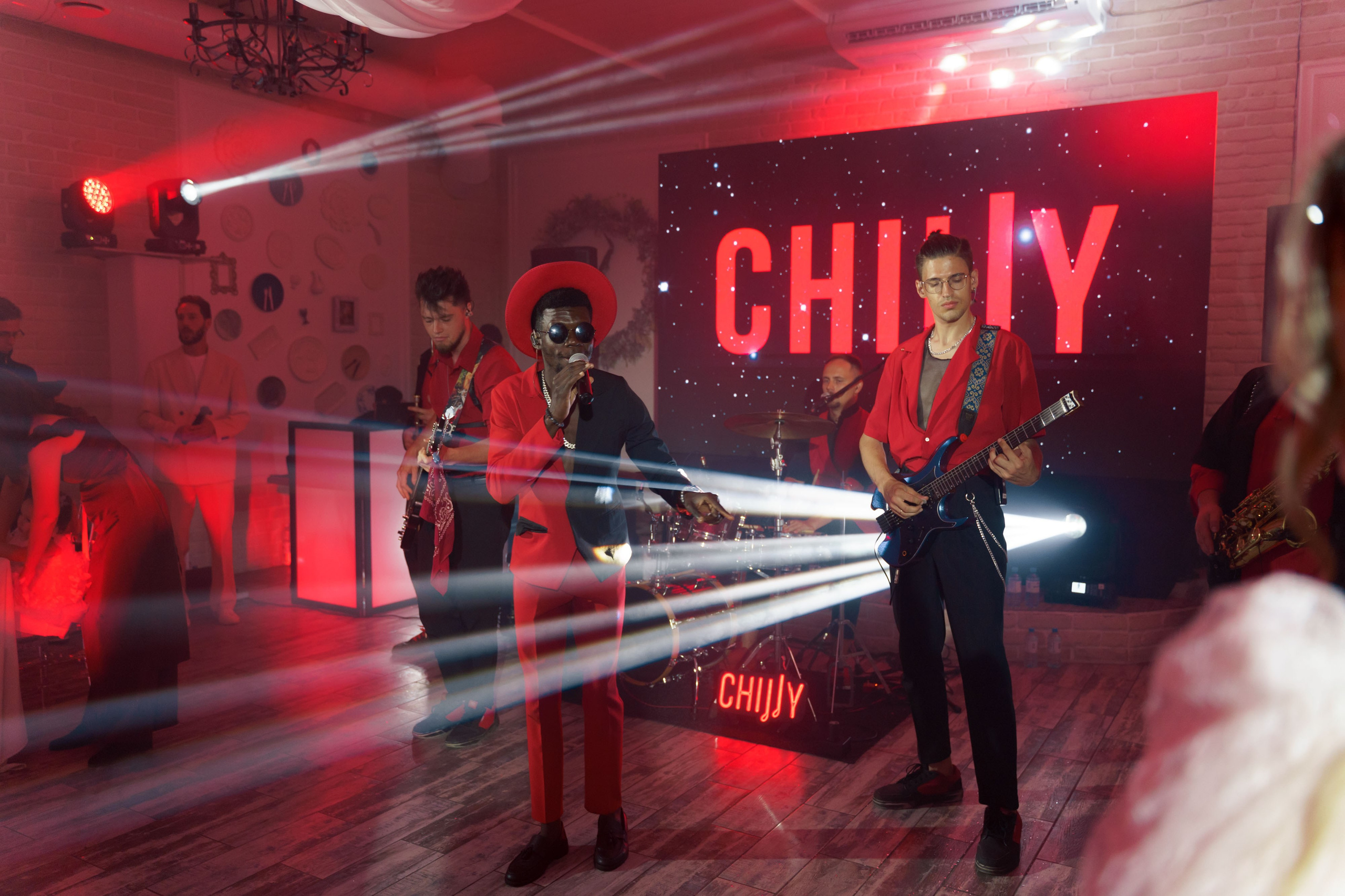 фотосессия свадебного банкета  кавер группа