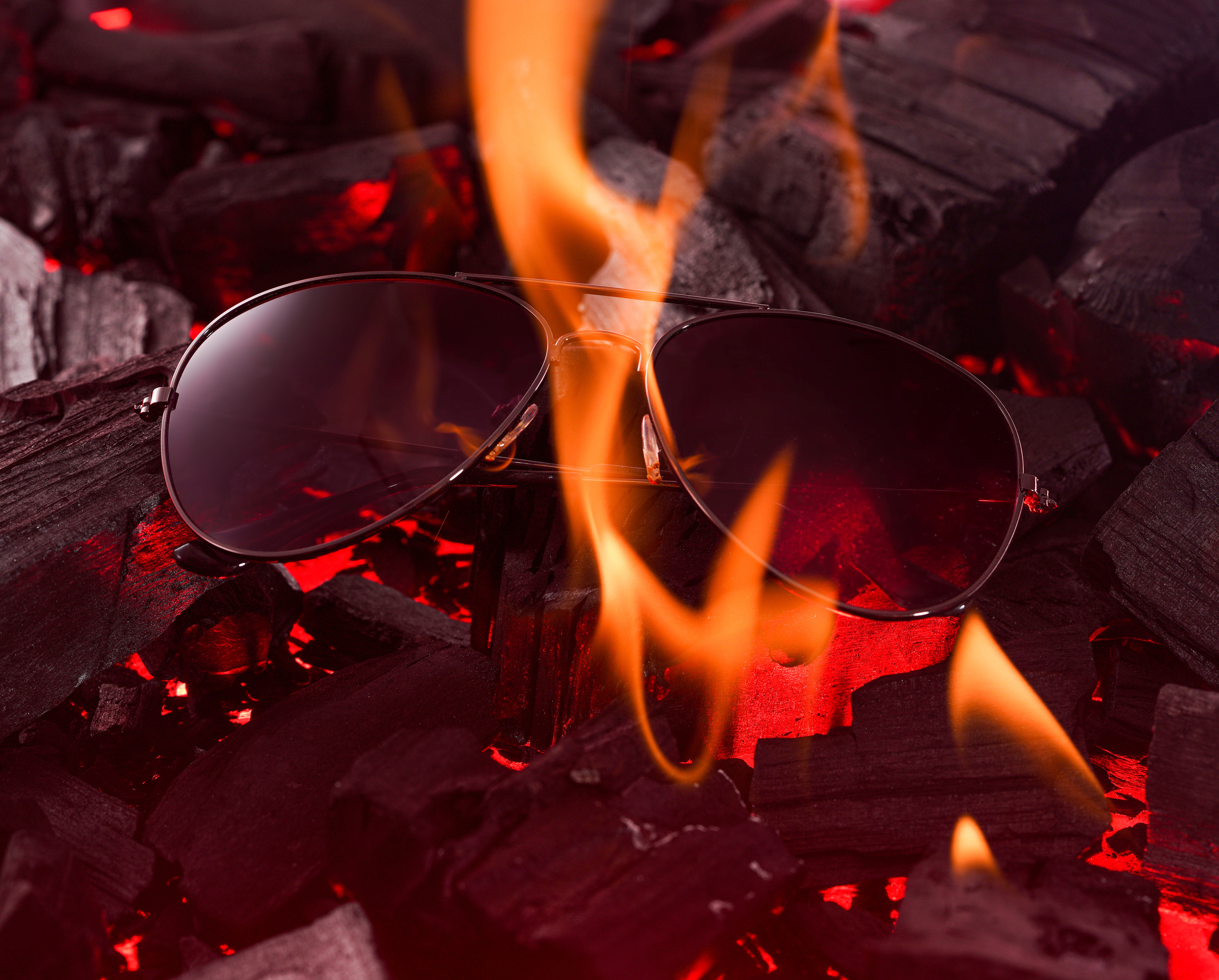 фотография солнечных Очков в огне на углях 