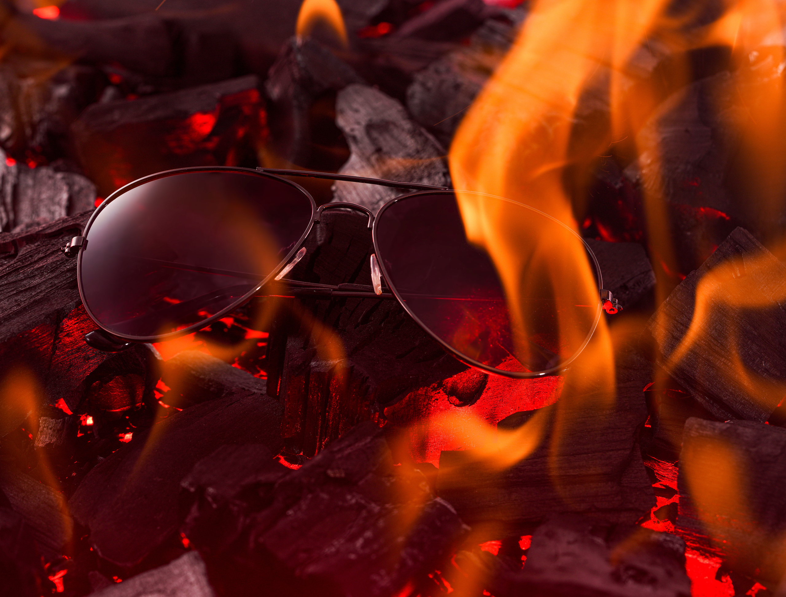 рекламная фотография очков с применением огня