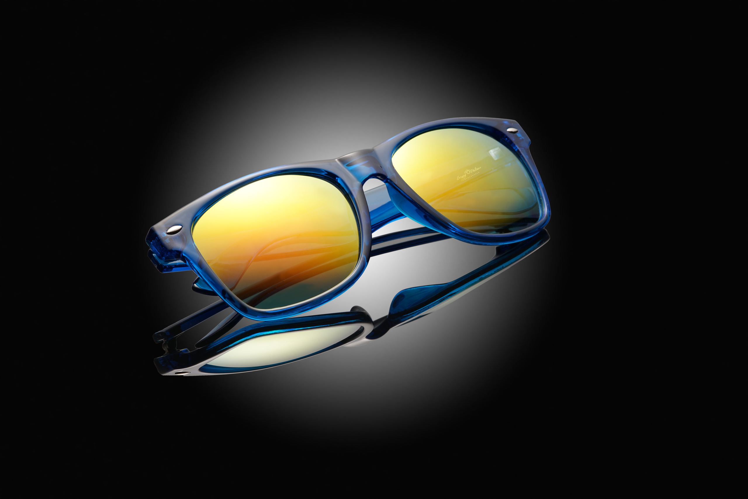 красивые фотографии солнцезащитных очков на черном фоне от предметного фотографа