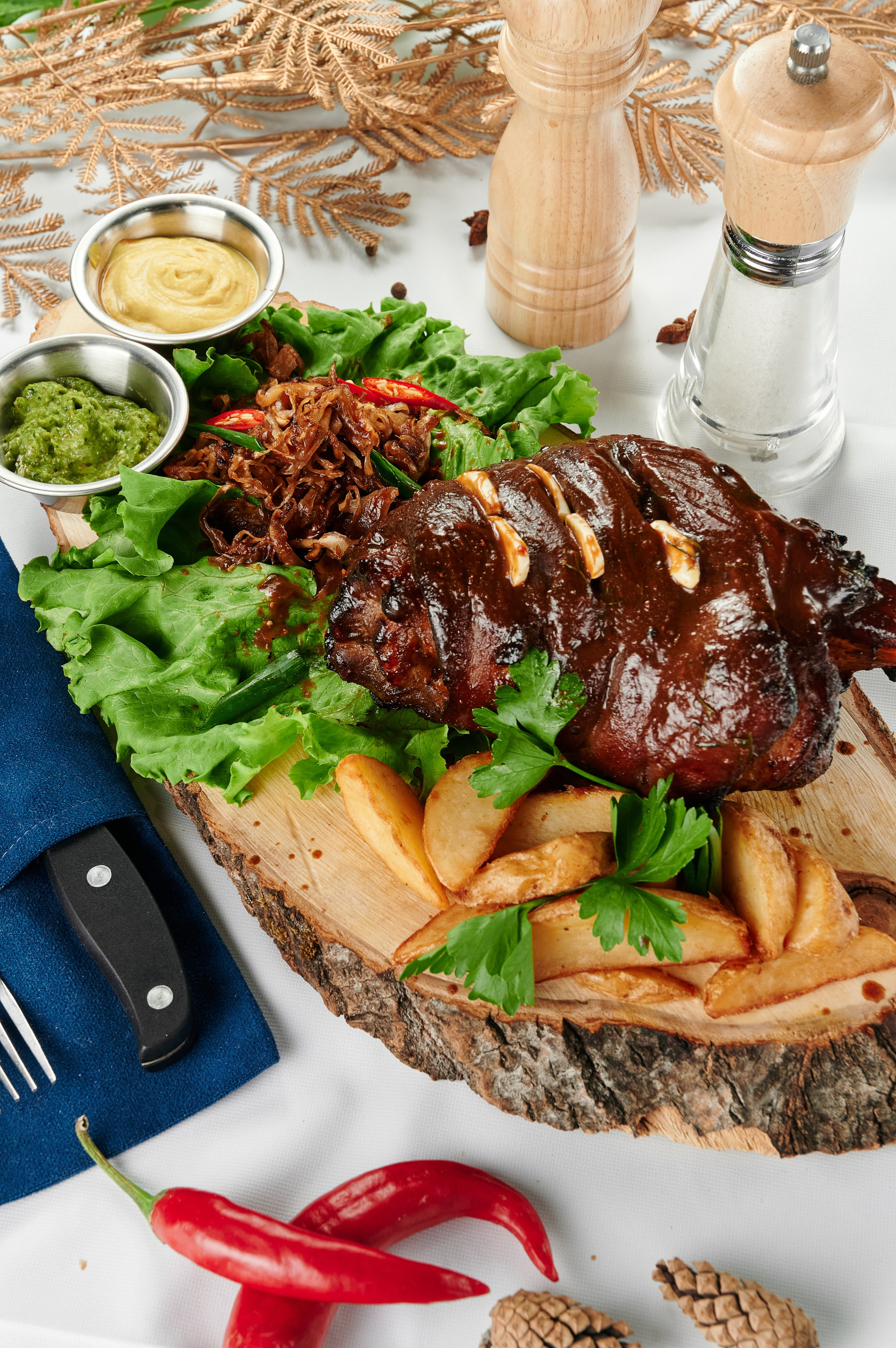 Классическая подача мясного блюда с интересным оформлением на деревянной подложке