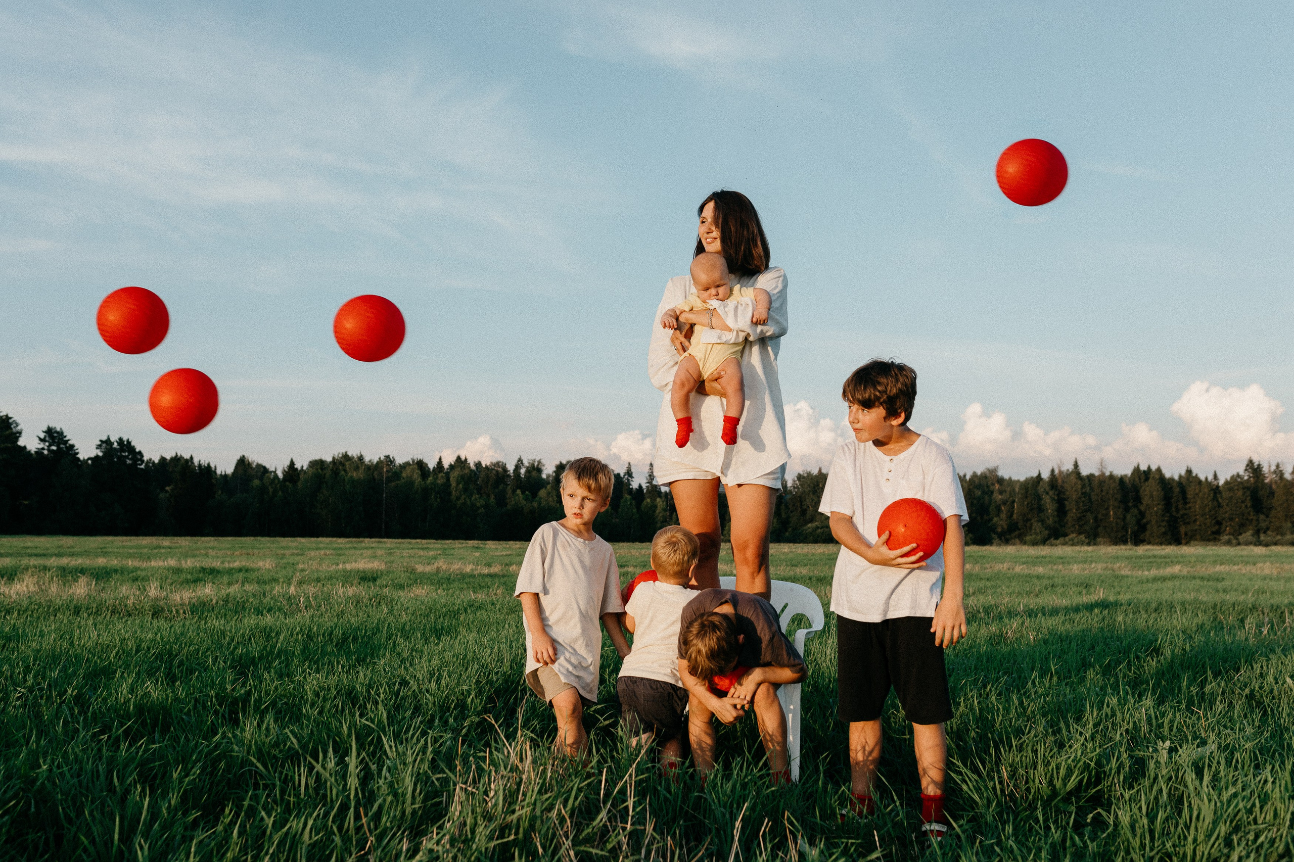Фотосессия с красными мячами. Семейный фотограф Маша Тимофеева | Москва