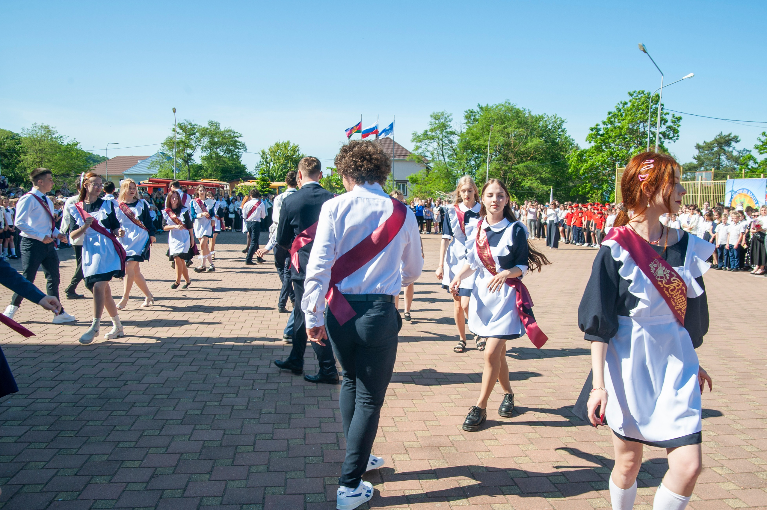 Последний Звонок МАОУ СОШ № 17 им. Эдуарда Есаяна — Архипо-Осиповка. Свадебный и семейный фотограф Денис Лукьянов в Краснодаре, Краснодарском крае и Республике Крым