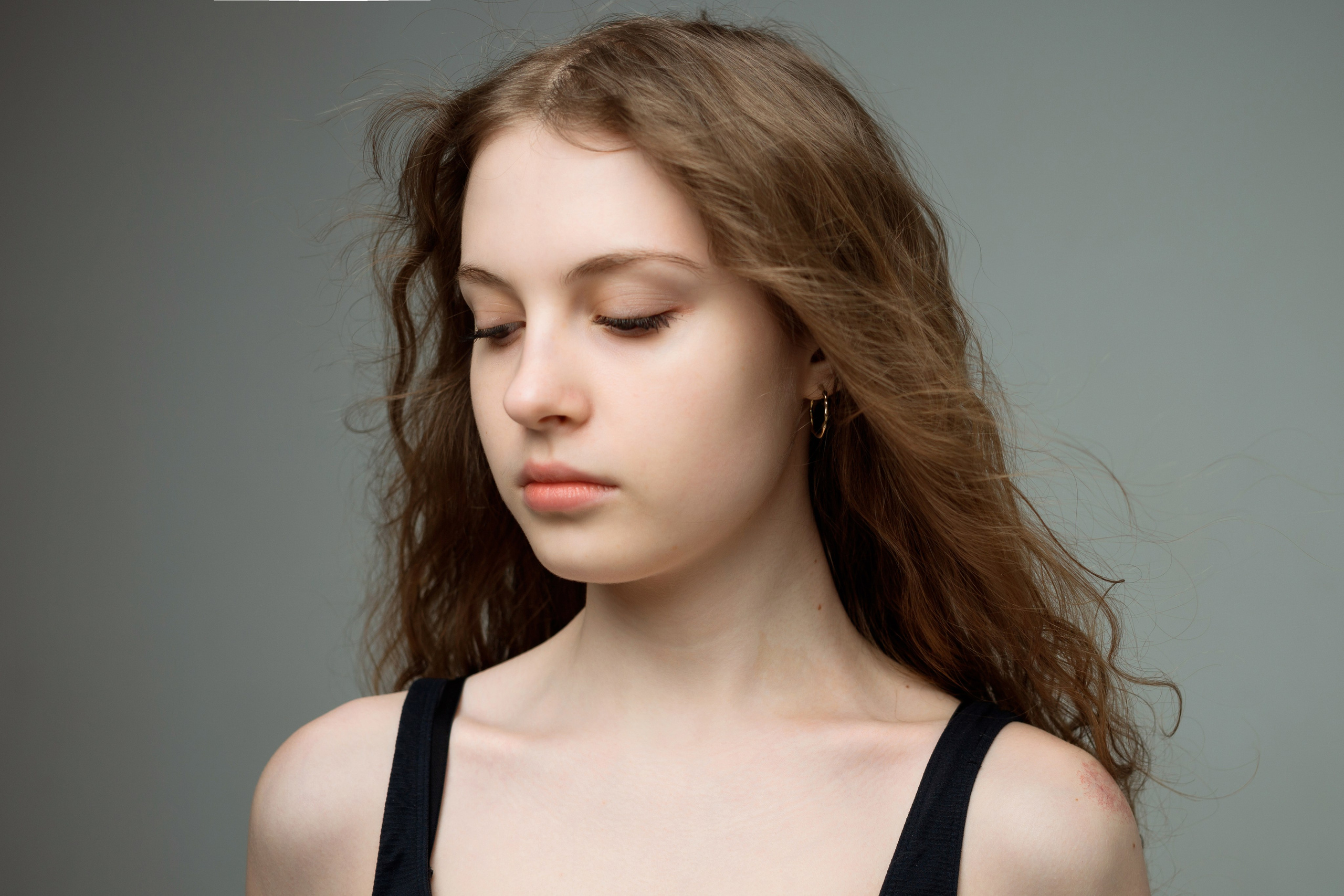 Портретная фотосъемка в фотостудии Adini (Адини) в Санкт-Петербурге. Профессиональный фотограф в СПб. Фотосессия в фотостудии Санкт-Петербурга. Идеи позирования на фото. Локации где фотографироваться в Питере. Лаконичная минималистичная портретная съемка. Искренние живые фотографии