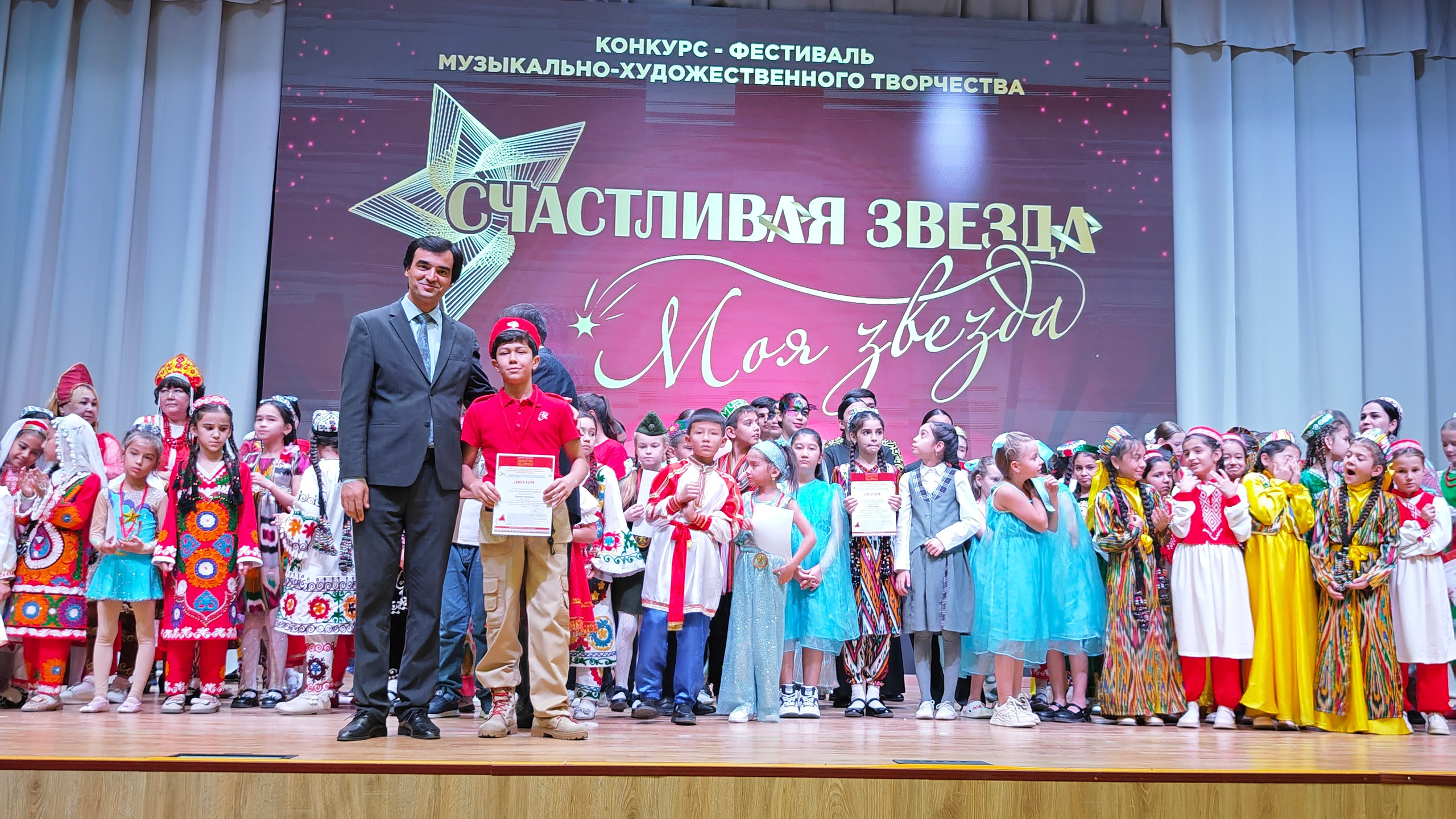 1 ноября 2025 г, г. Бохтар, Таджикистан. Золотое яблочко