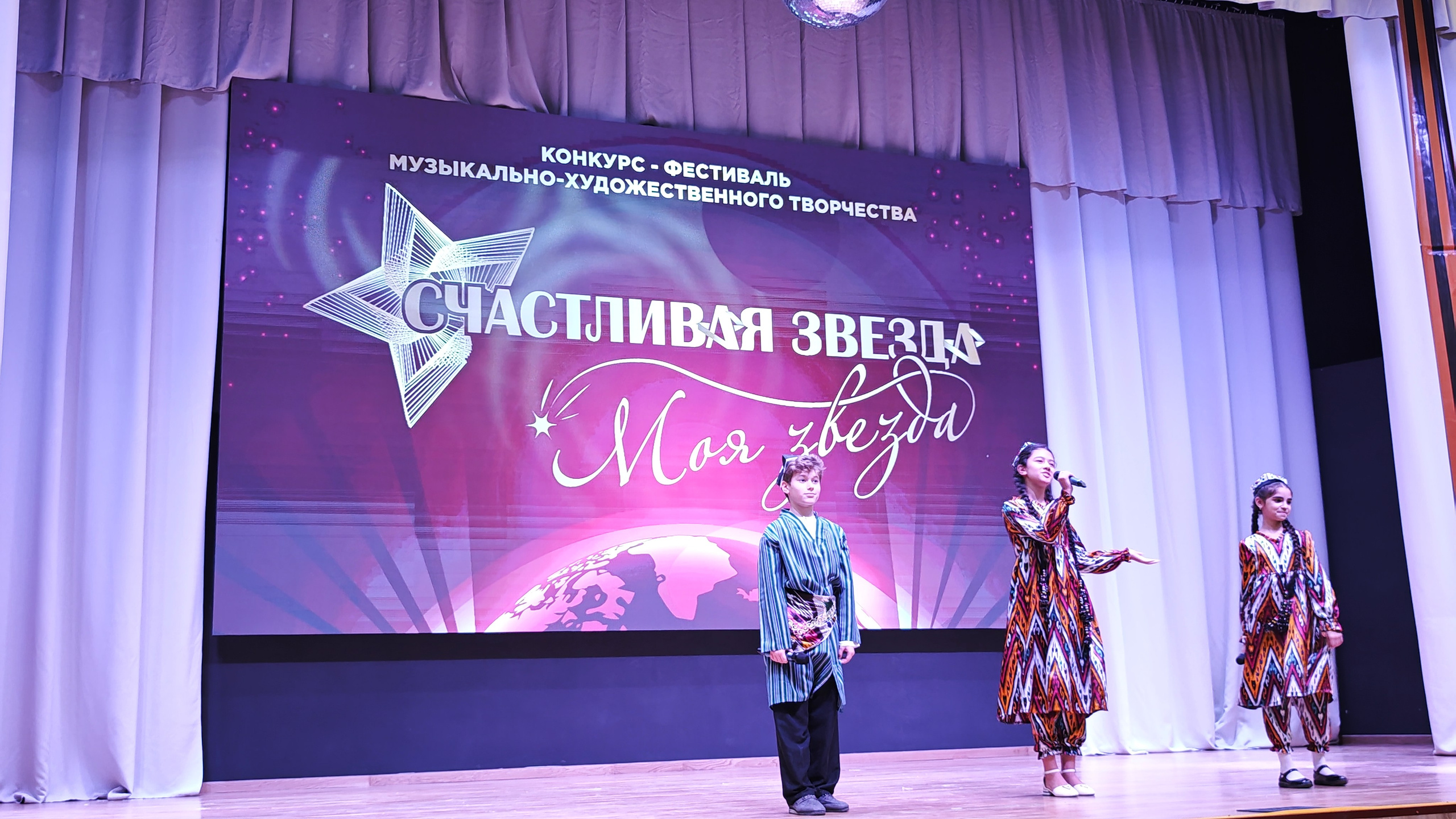 1 ноября 2025 г, г. Бохтар, Таджикистан. Золотое яблочко