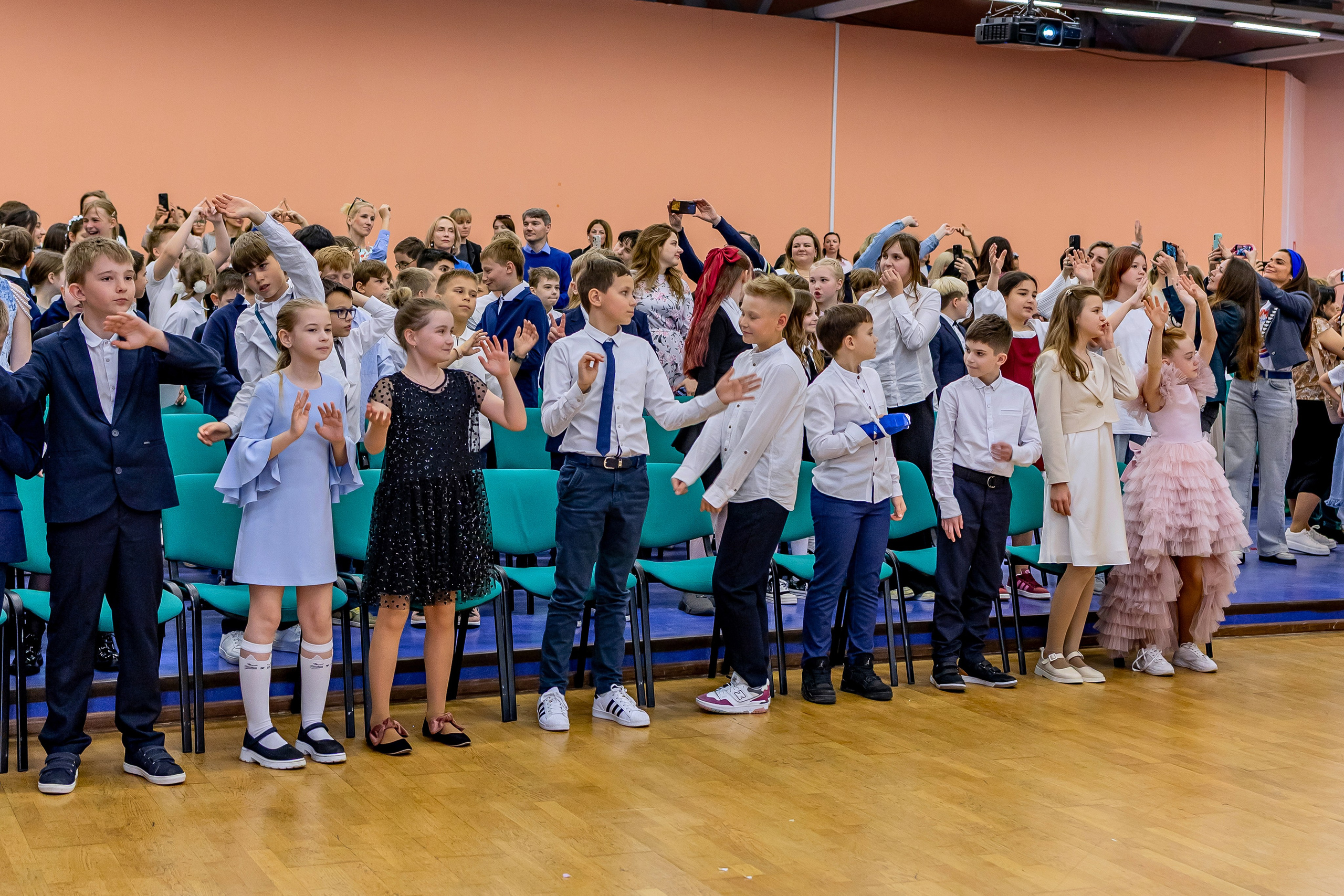 Выпускной праздник в начальной школе. Фотограф и видеограф Москва. Свадебный фотограф, видеограф. Выпускные альбомы. Оживающие альбомы