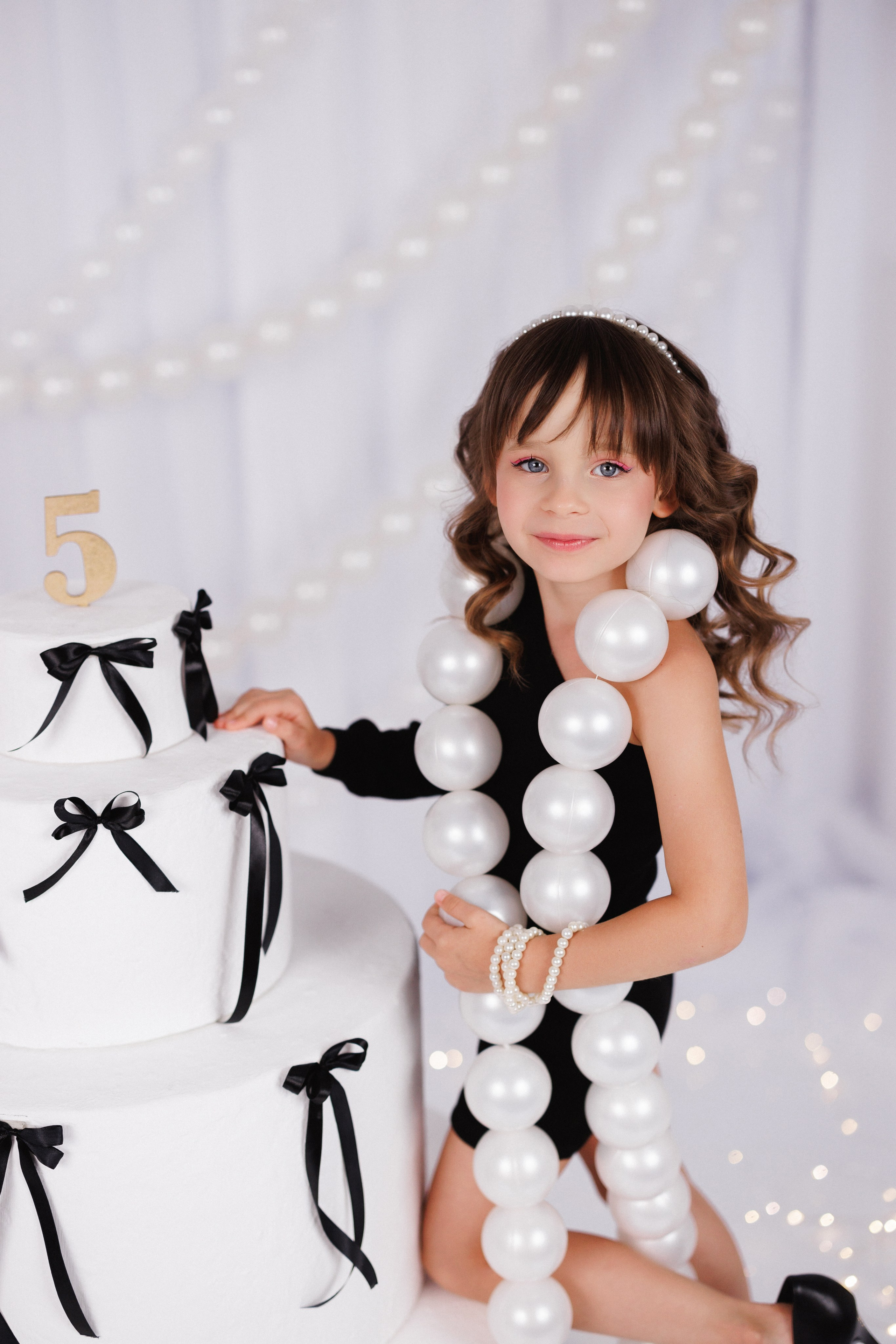 Фотосессия к дню рождения с большим тортом, в детской фотостудии «Антураж», город Краснодар. Семейный и детский фотограф в Краснодаре Анна Трашкова