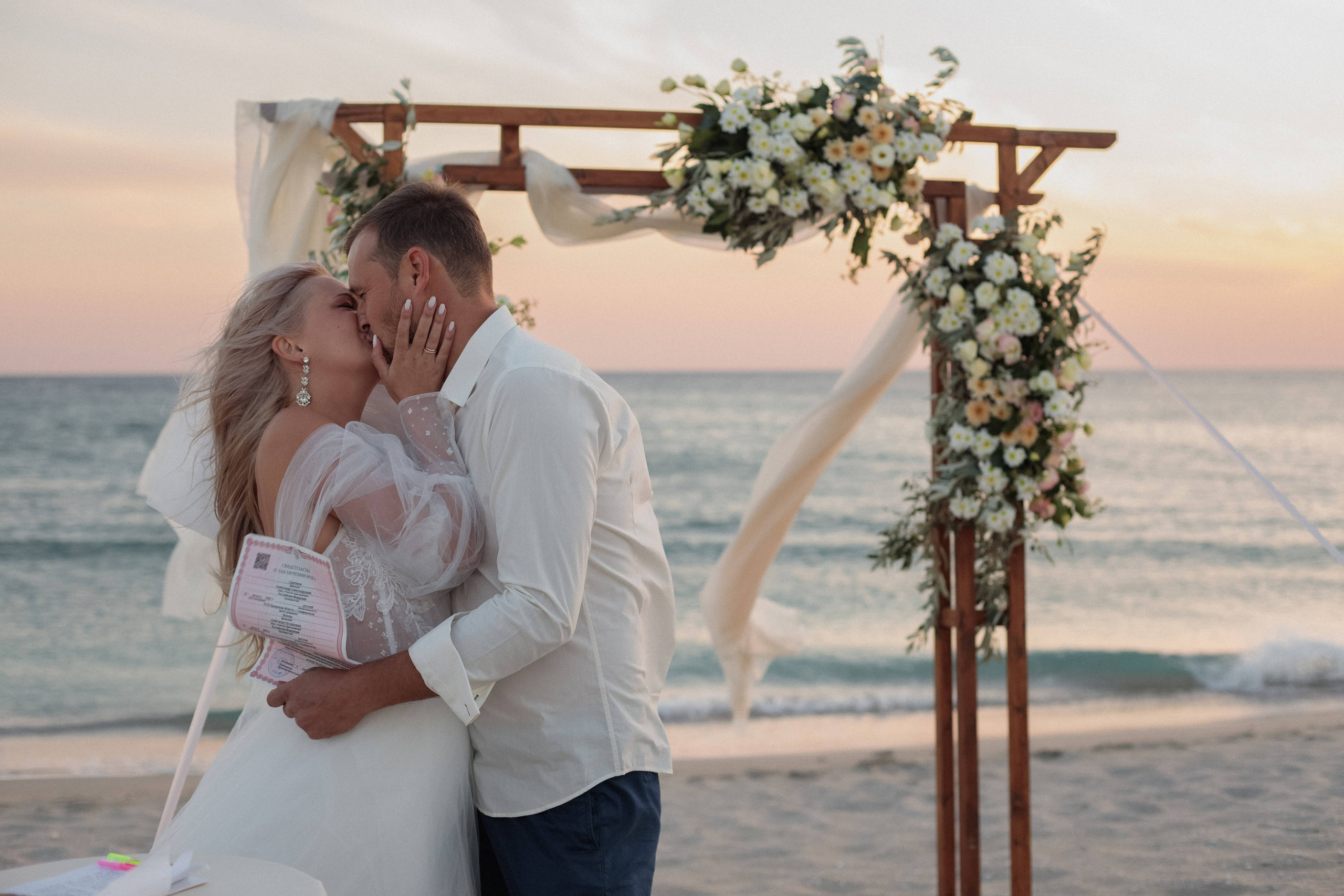 «Начало любви на побережье Поповки: история свадьбы, застывшая в кадре». Свадебный фотограф Мироманов Николай в Крыму