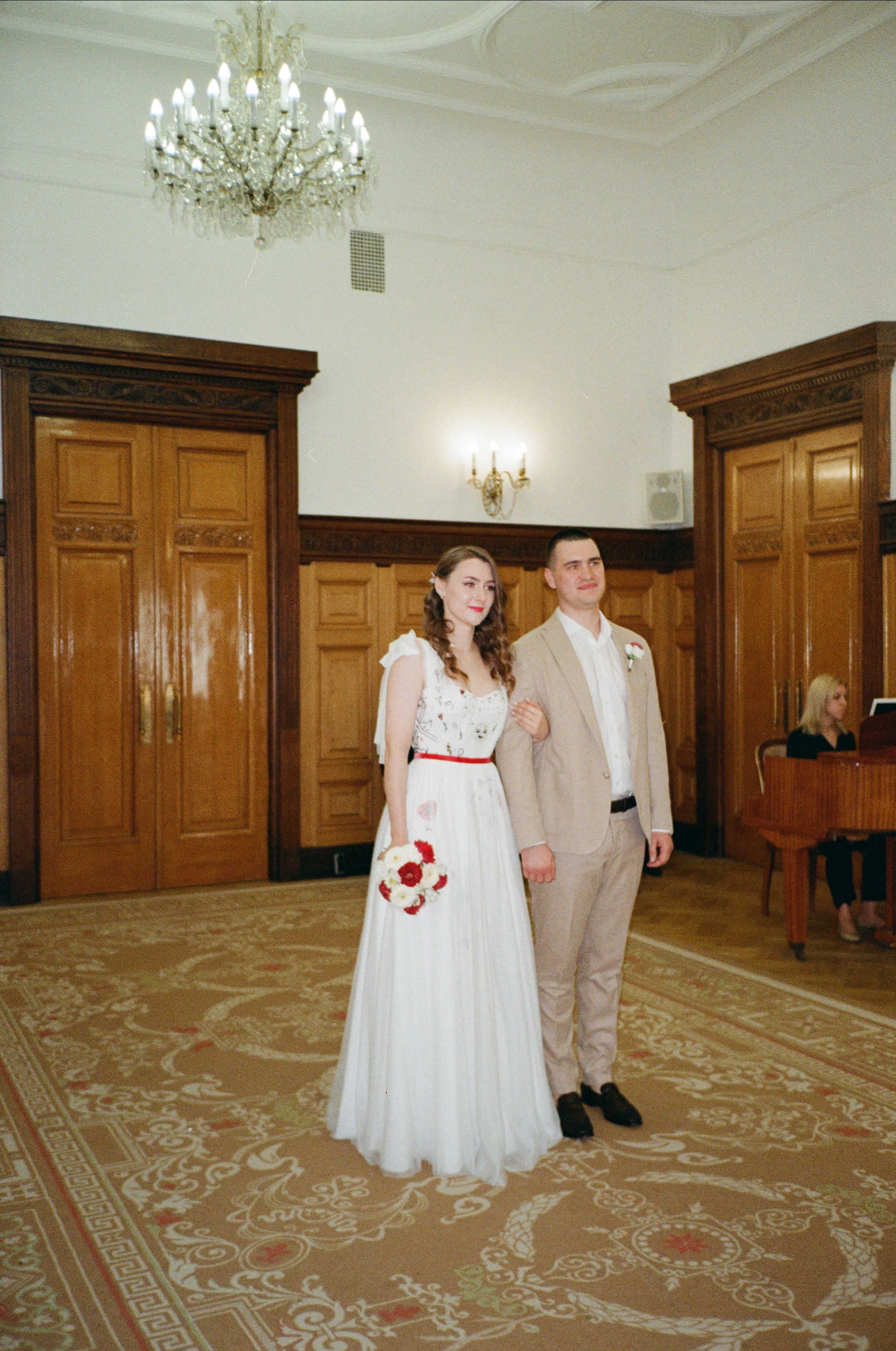 Фотограф на фотосъемку на пленку в Москве. Пленочный фотограф в Москве