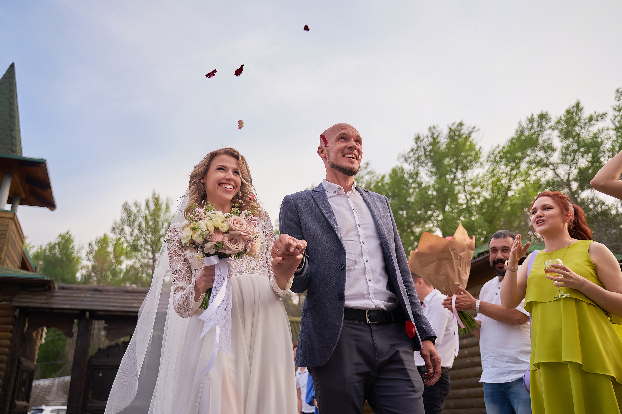 Торжественный первый танец молодых под гирляндами на террасе отеля в Приволжском районе Волгоградской области