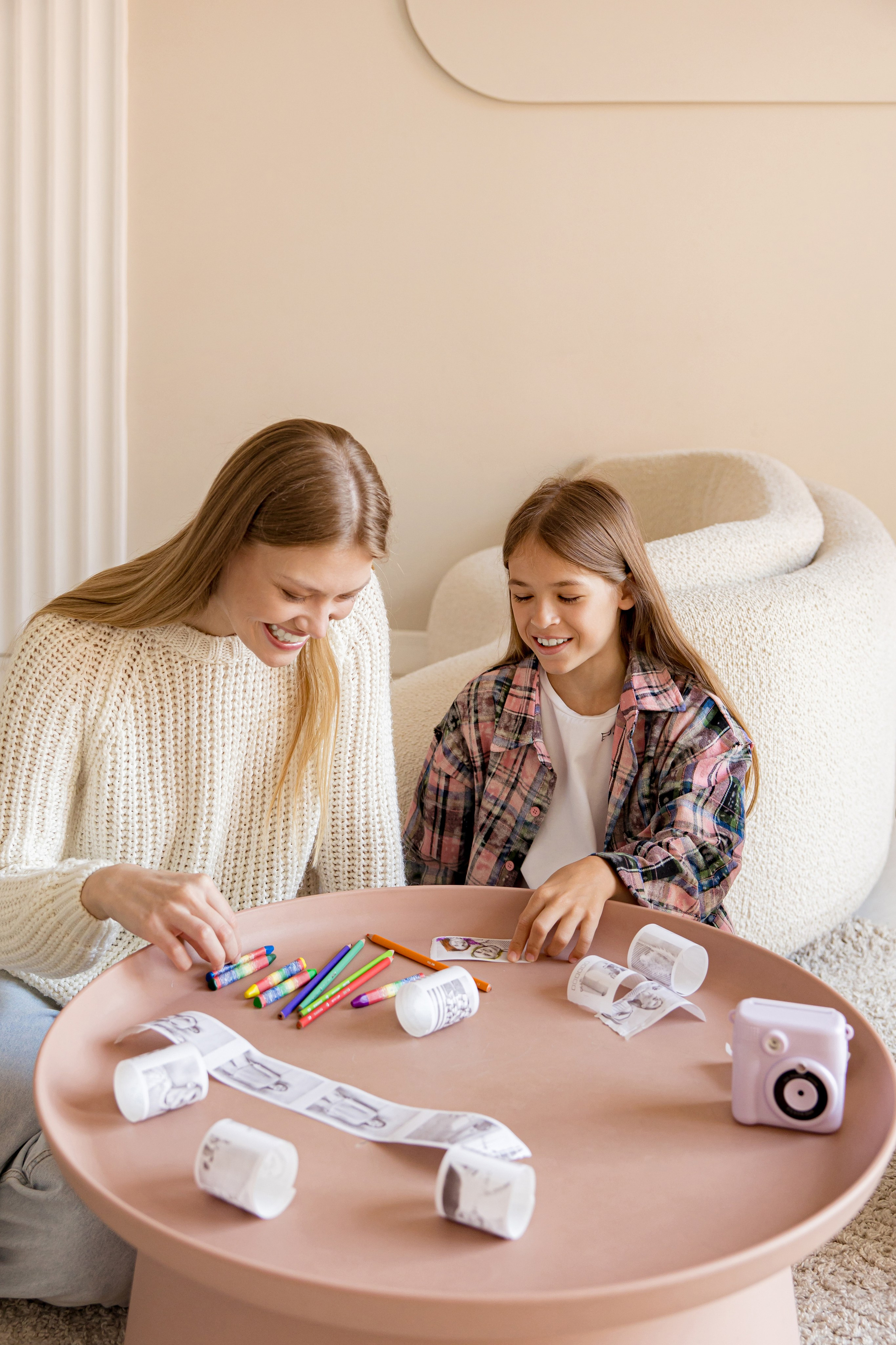 Две сестры весело проводят время