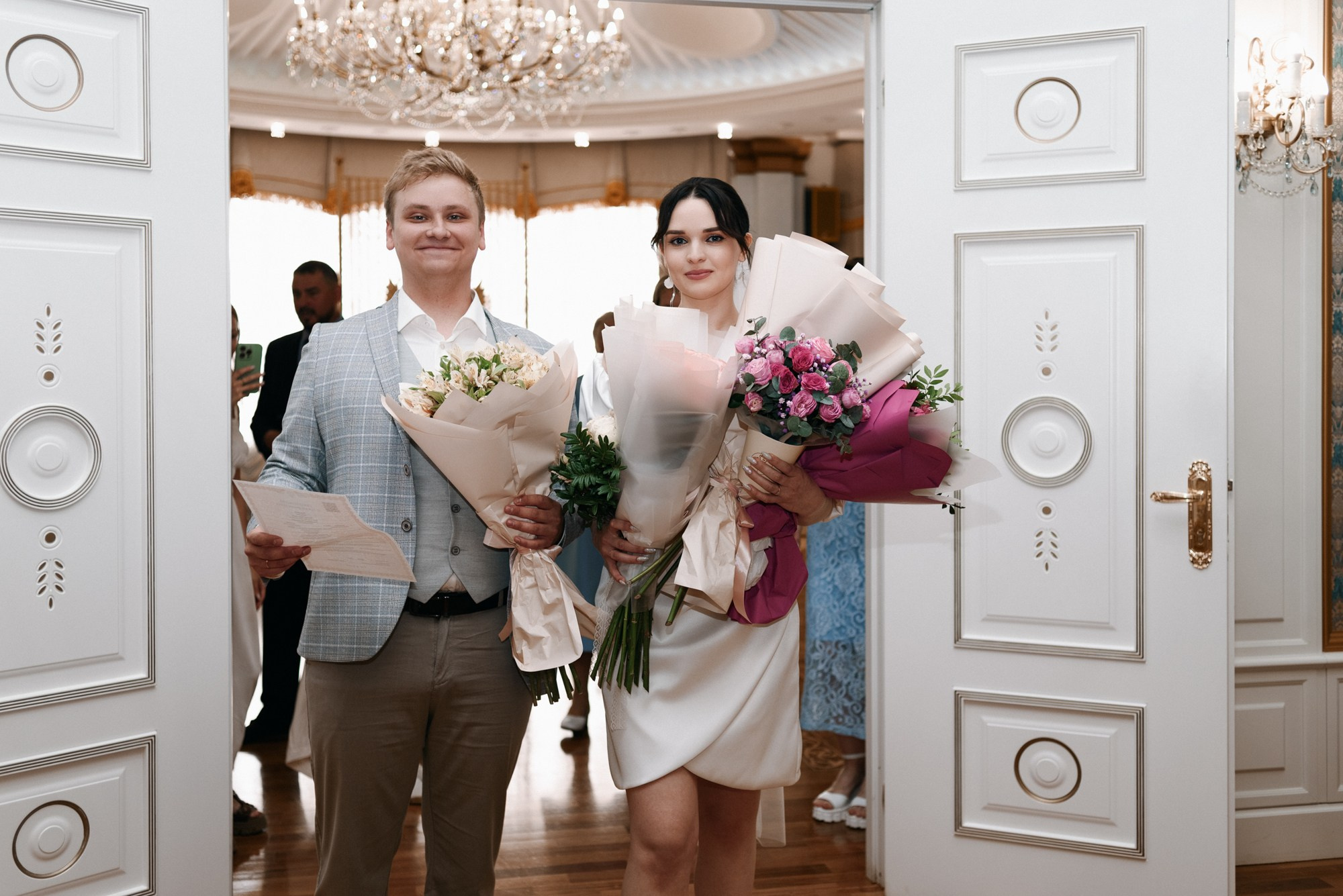 Свадебный фотограф Тюмень — Роман и Ксения: фотосессия с гостями и прогулка в парке. Портретный фотограф Тюмень Дарья Мустафина