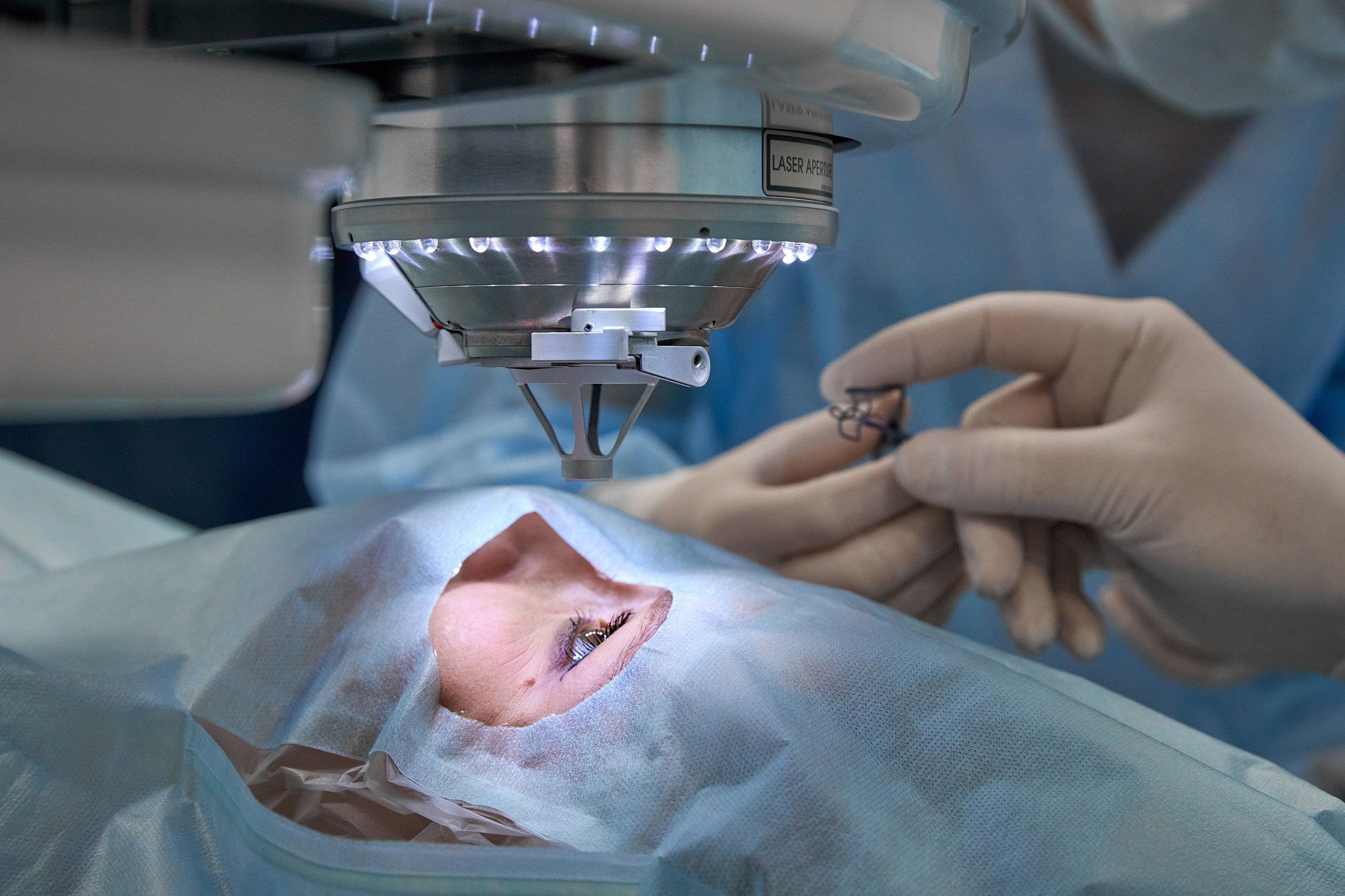 Проведение операции на глазу