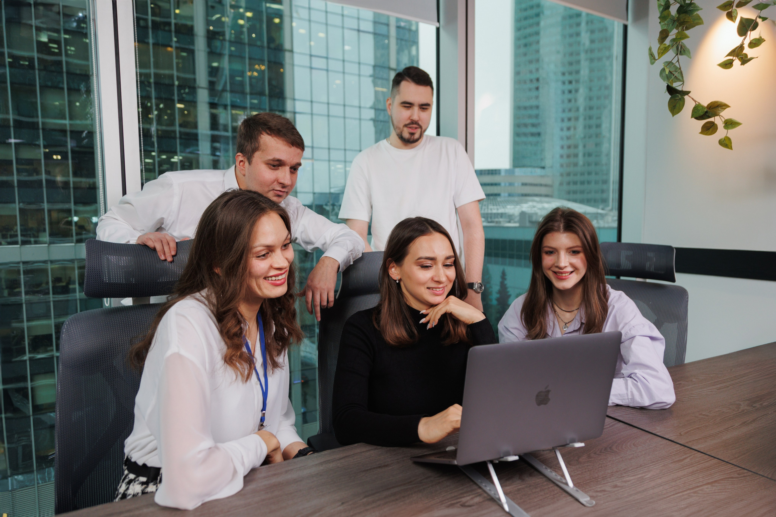 Пять IT-специалистов анализируют данные на экране во время рабочего обсуждения. Фото Василия Жукова.