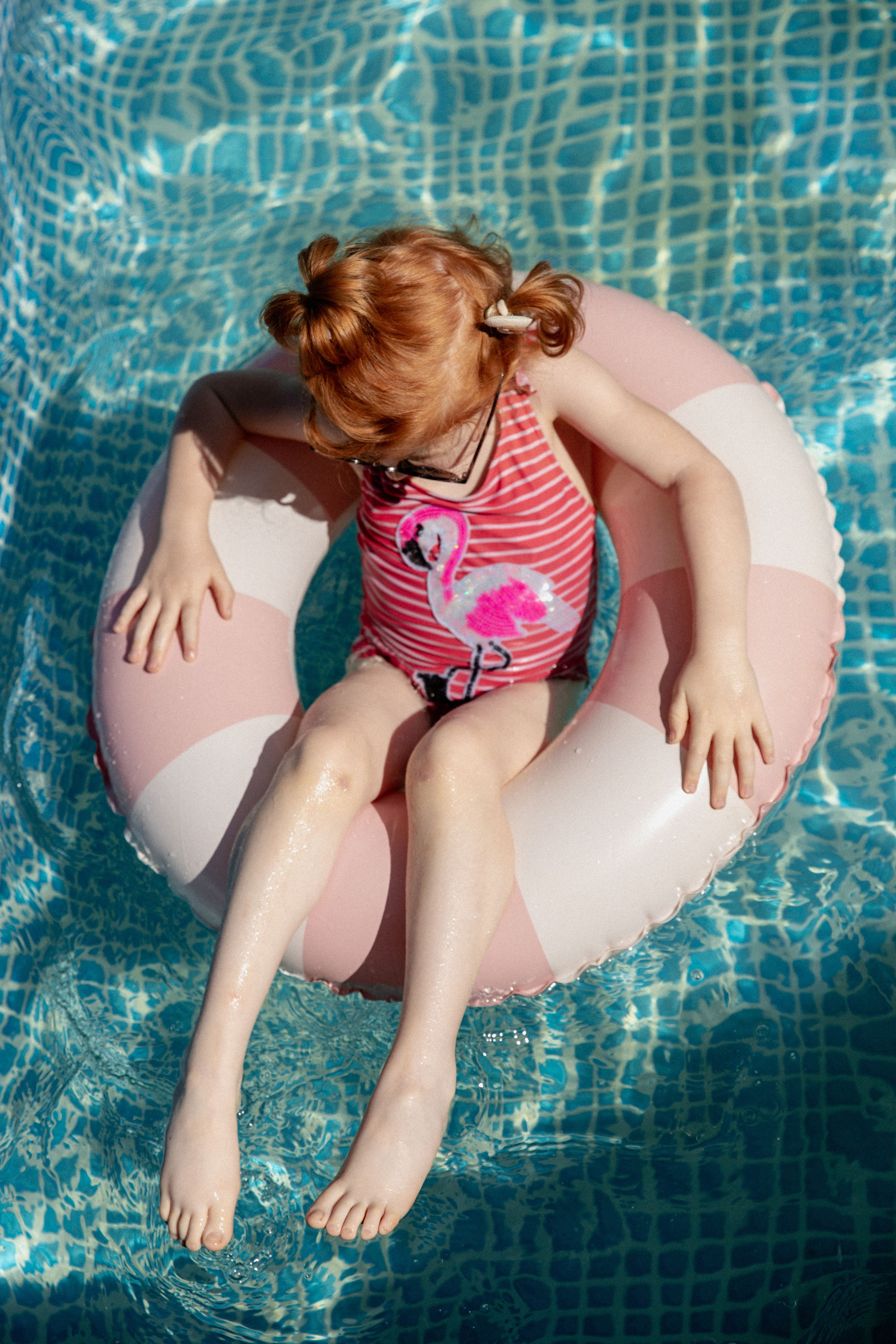 Летняя съемка девочки в саду, в бессейне, с шезлонгом, зонтиком и сахарной ватой. Фотограф новорожденных, детский фотограф  Москва.Семейная съемка Москва. Семенова Анна