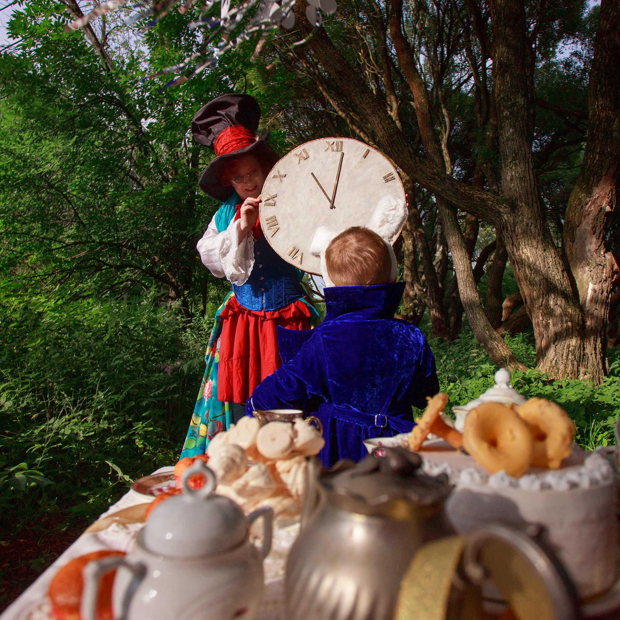 Семейная фотосессия «Безумное чаепитие». Необычные портретные фотосессии под ключ в Москве