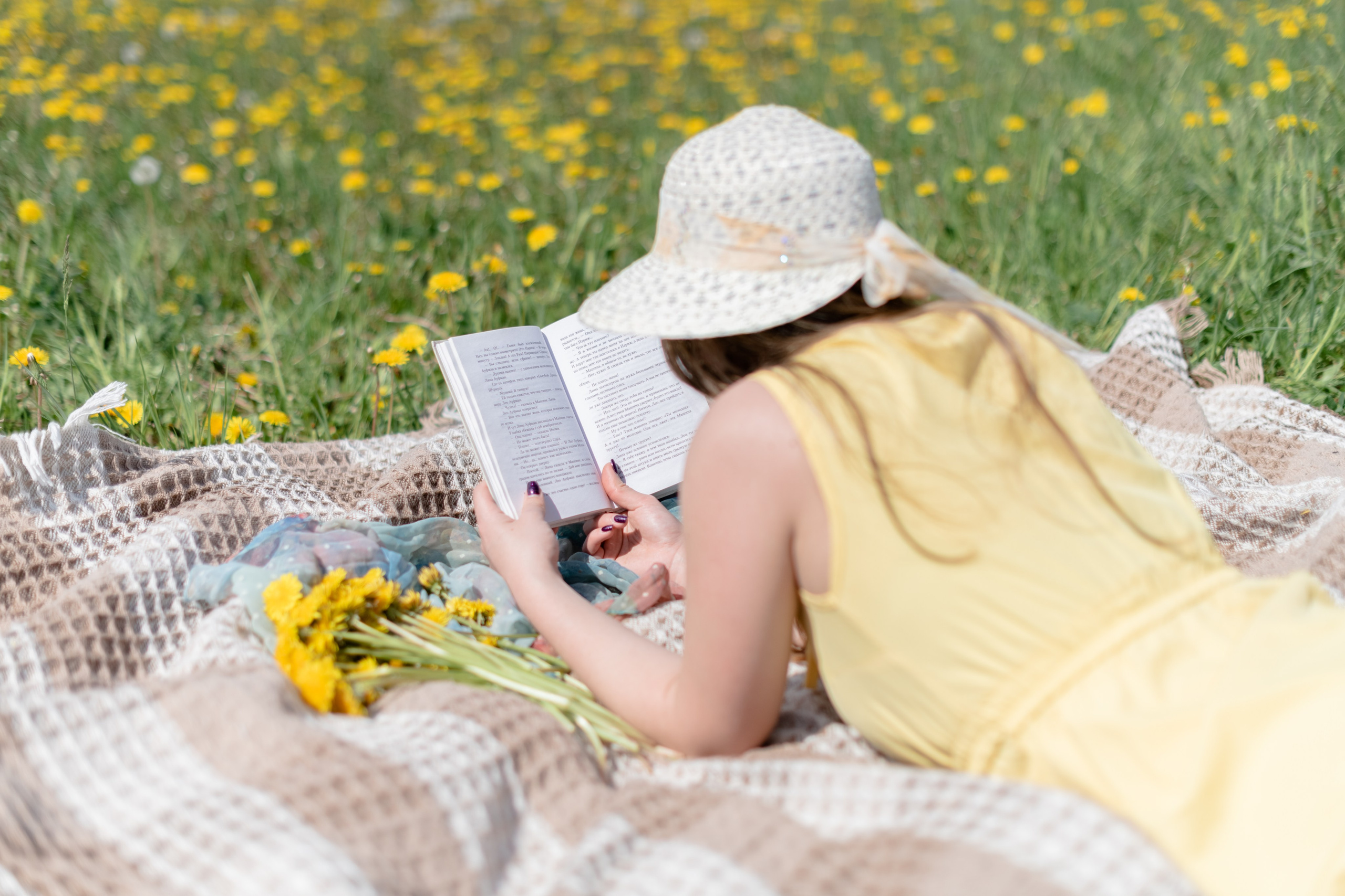 девушка лежит