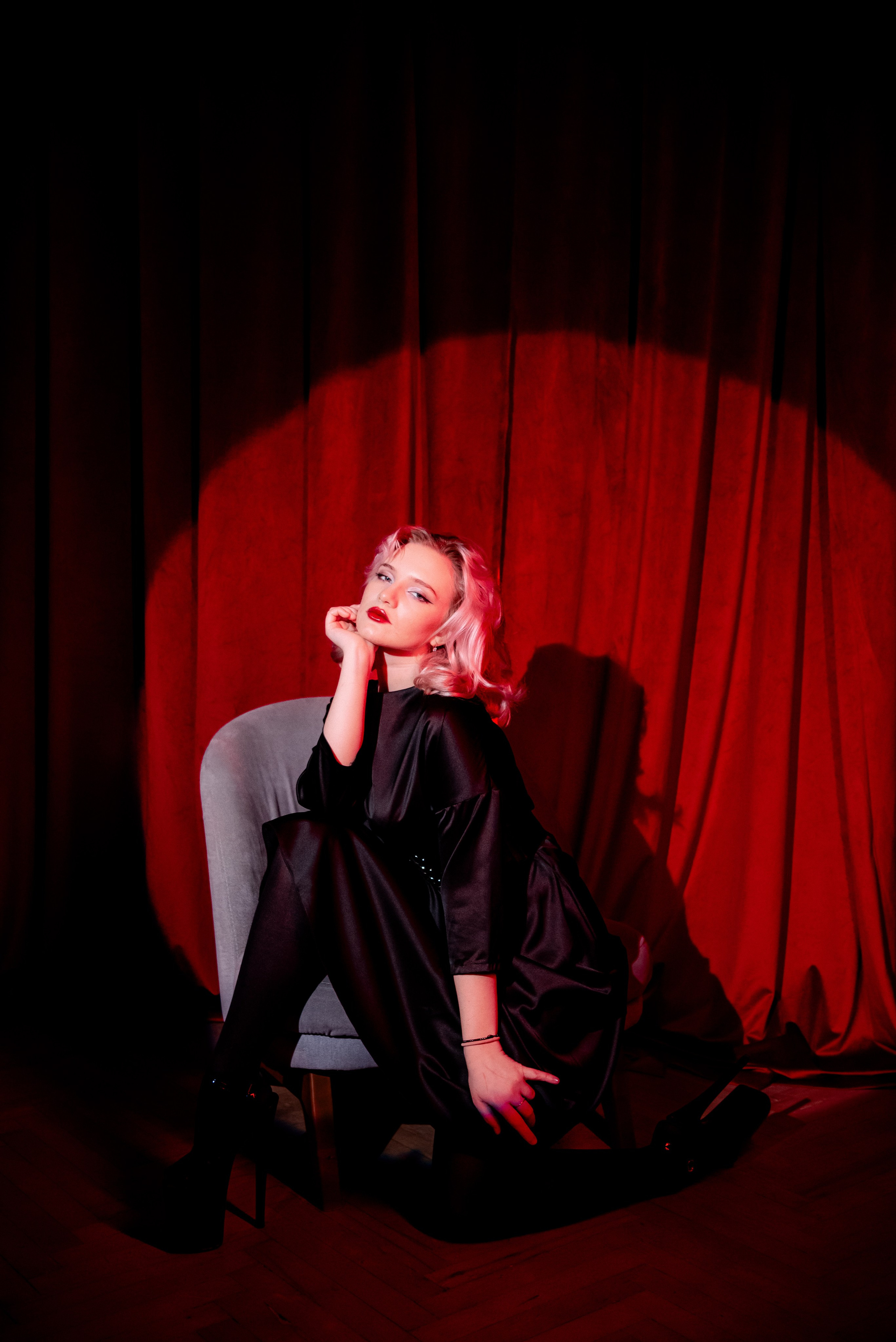 Девушки на красном фоне. Фотограф в Волгограде и Волжском Александр Горбань