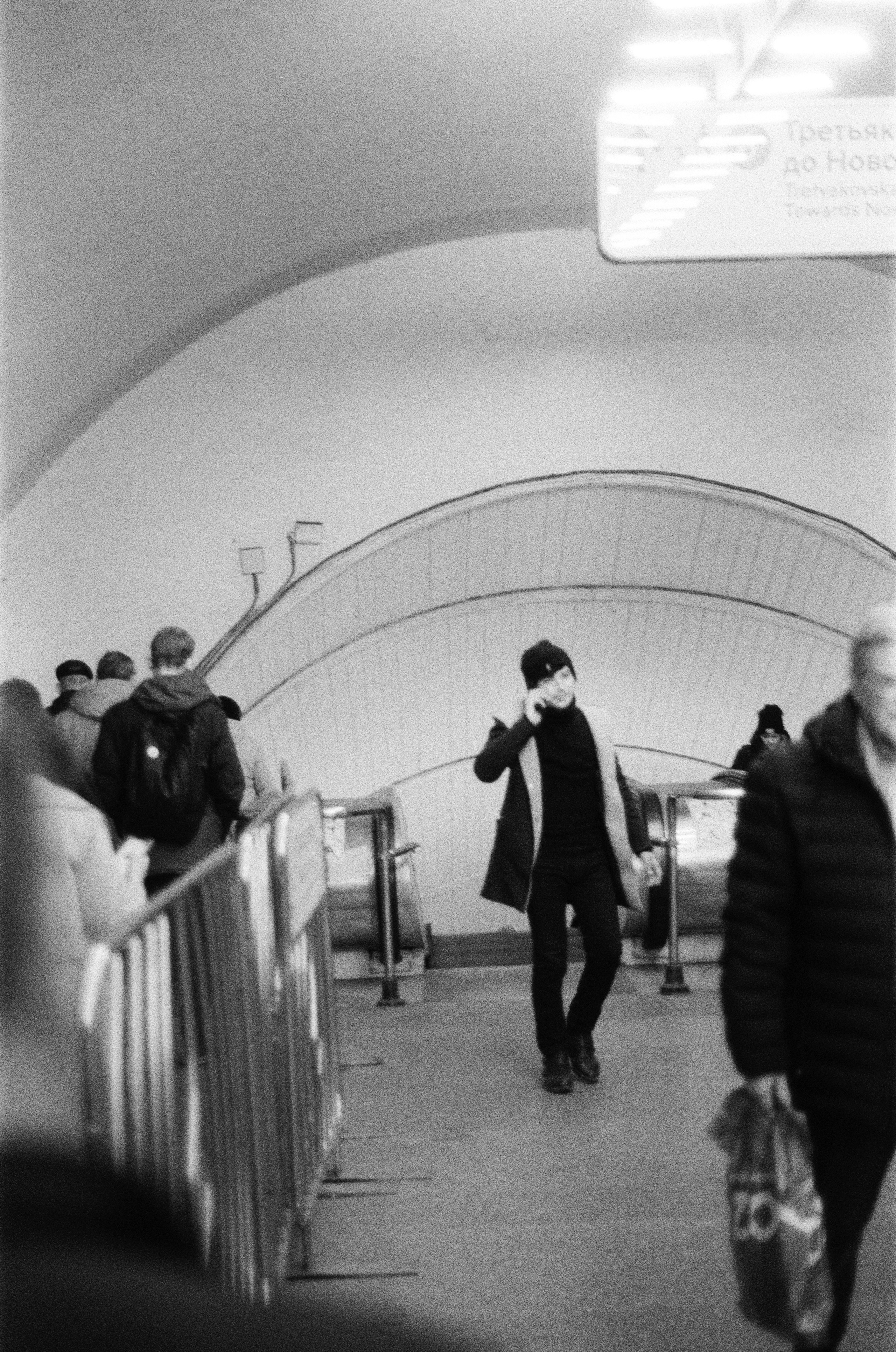 Фотосерия «Час пик»: динамика городской суеты в моменты транспортного и человеческого потока, игра света, тени и контраста в хронике городского движения. Фотограф: Ожерельев Лев