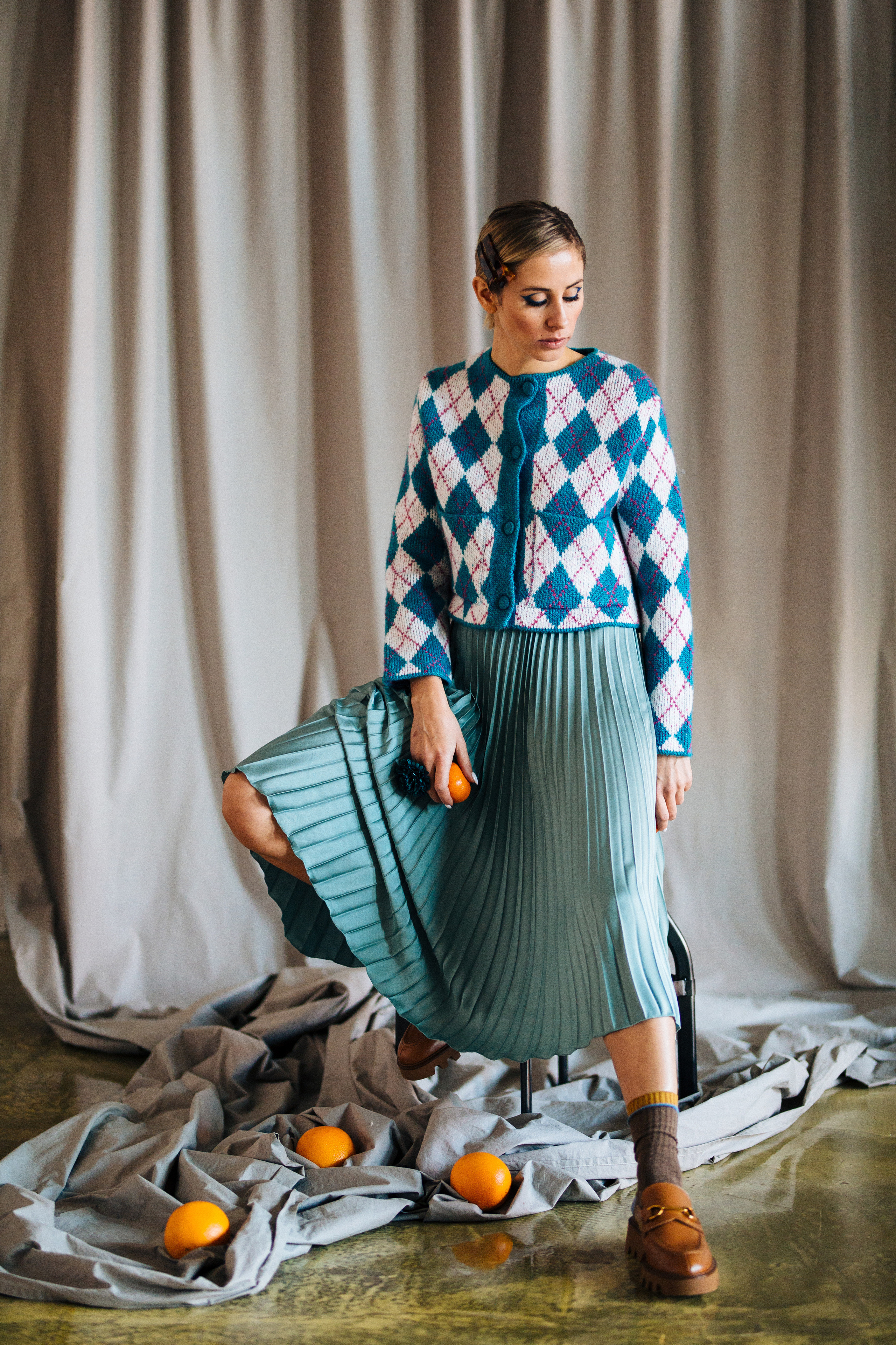 Девушка и мандарины