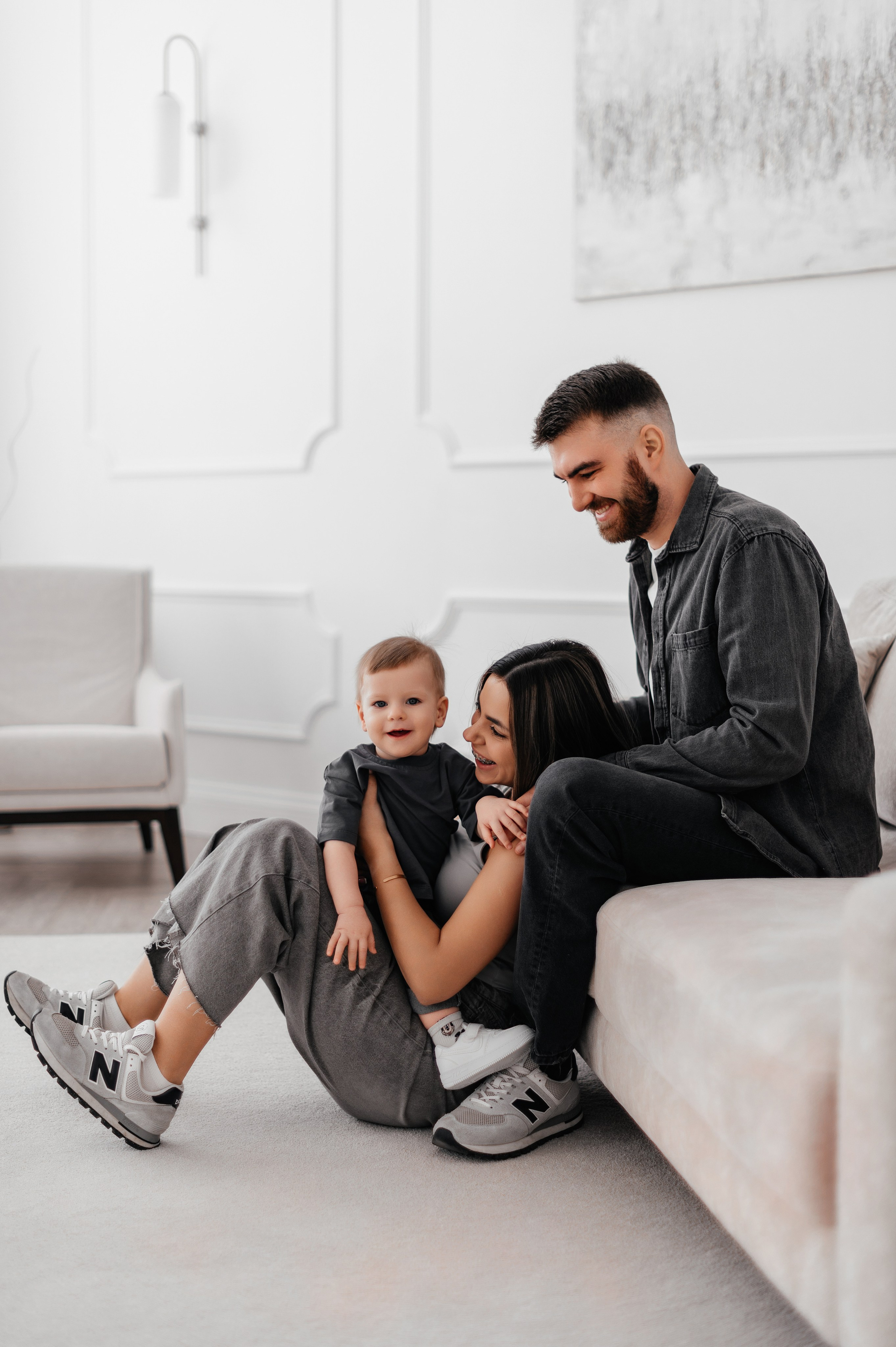 Семейная фотосессия в светлой фотостудии в москве.