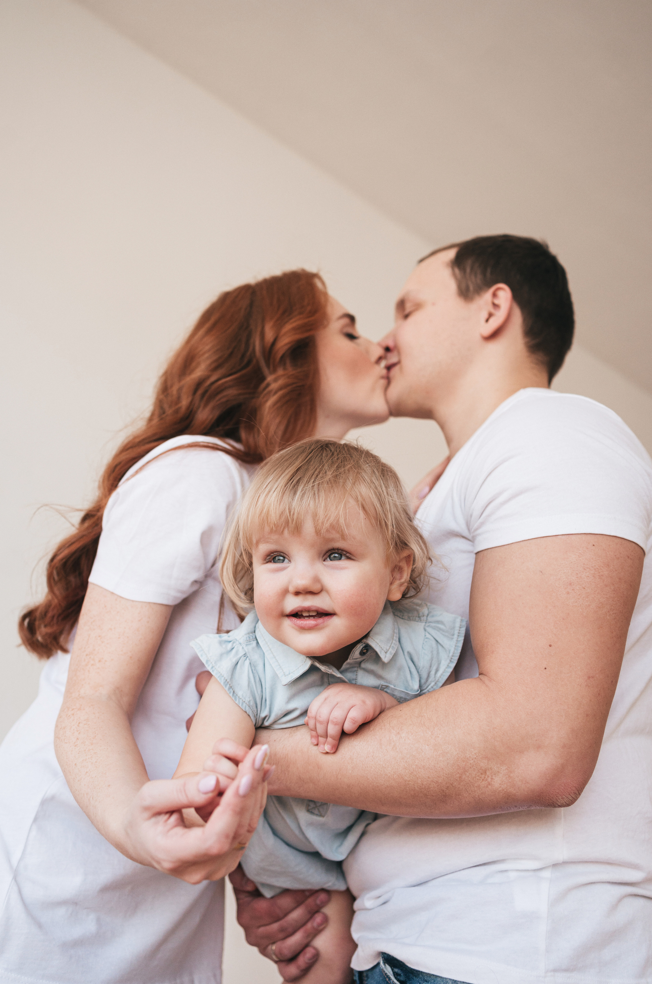 Семейная фотосессия в студии. Семейный фотограф, фотосессия беременности в Новосибирске Кристина Киб