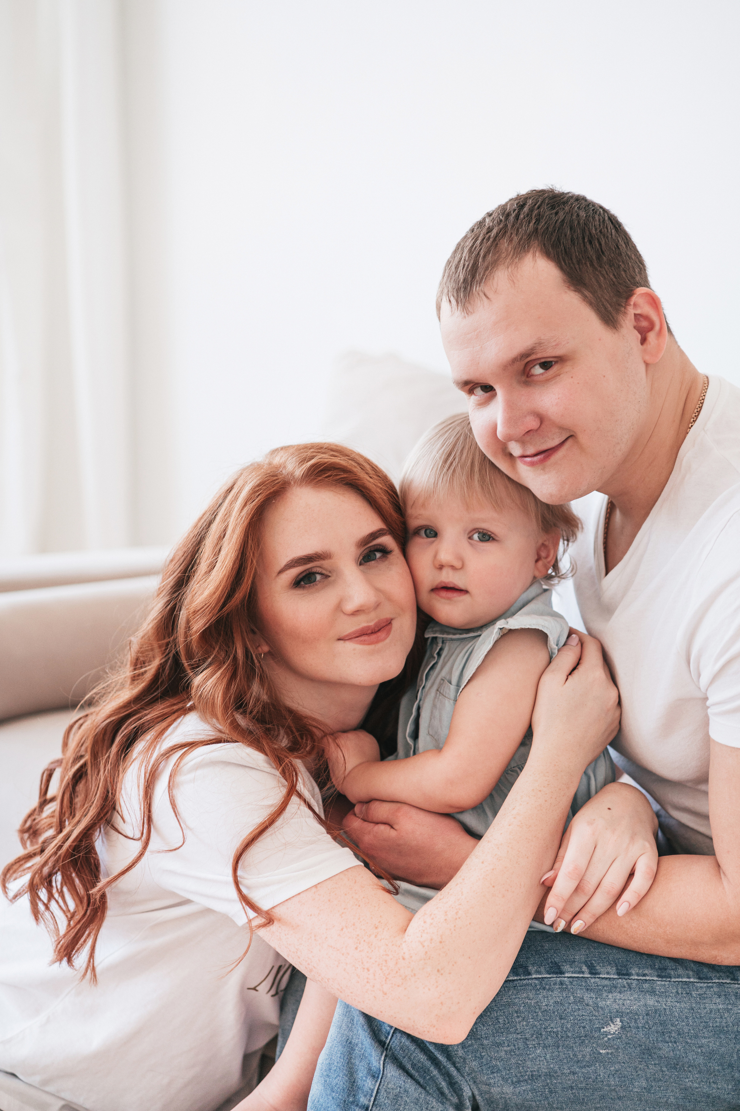 Семейная фотосессия в студии. Семейный фотограф, фотосессия беременности в Новосибирске Кристина Киб