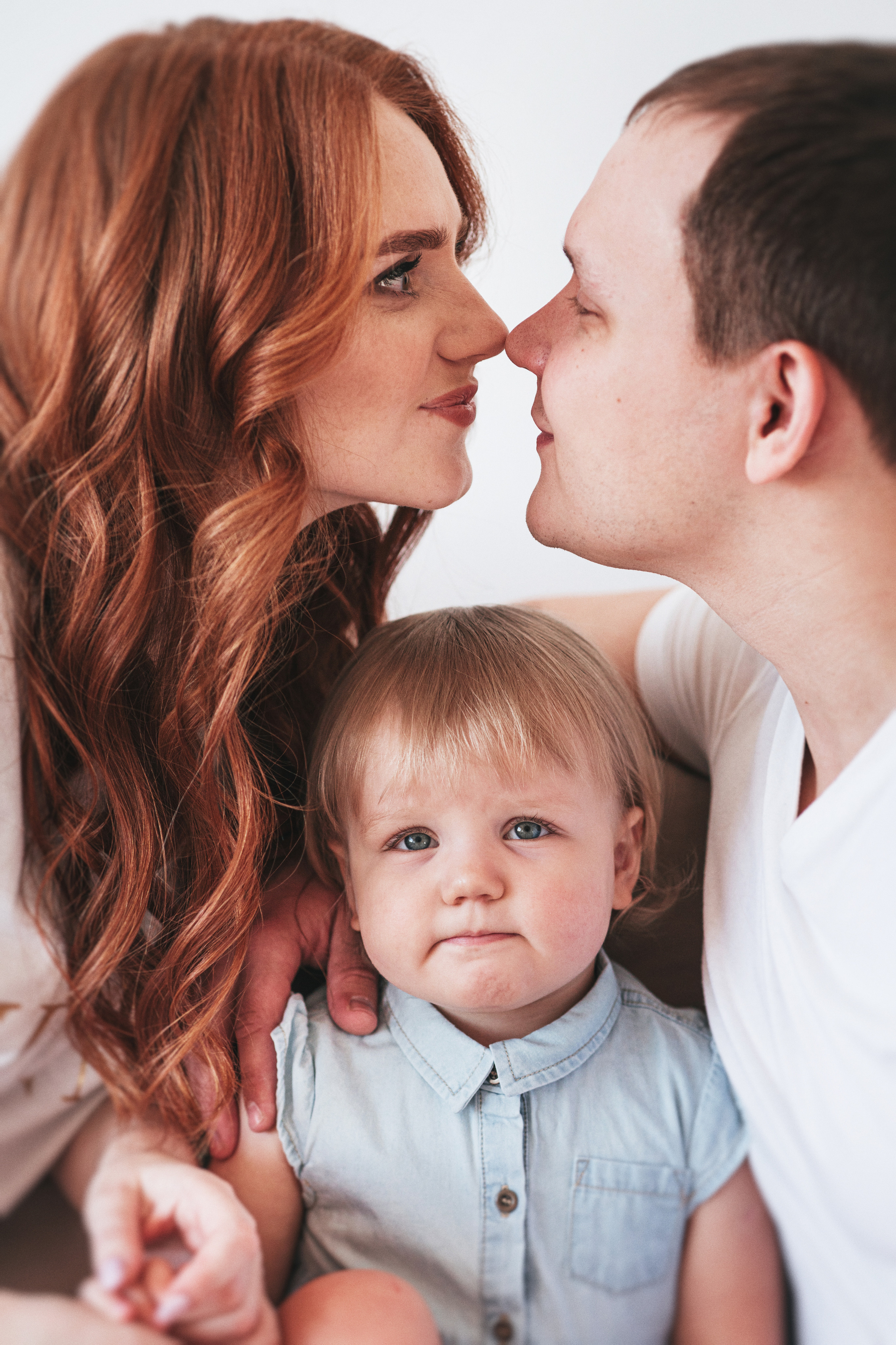 Семейная фотосессия в студии. Семейный фотограф, фотосессия беременности в Новосибирске Кристина Киб