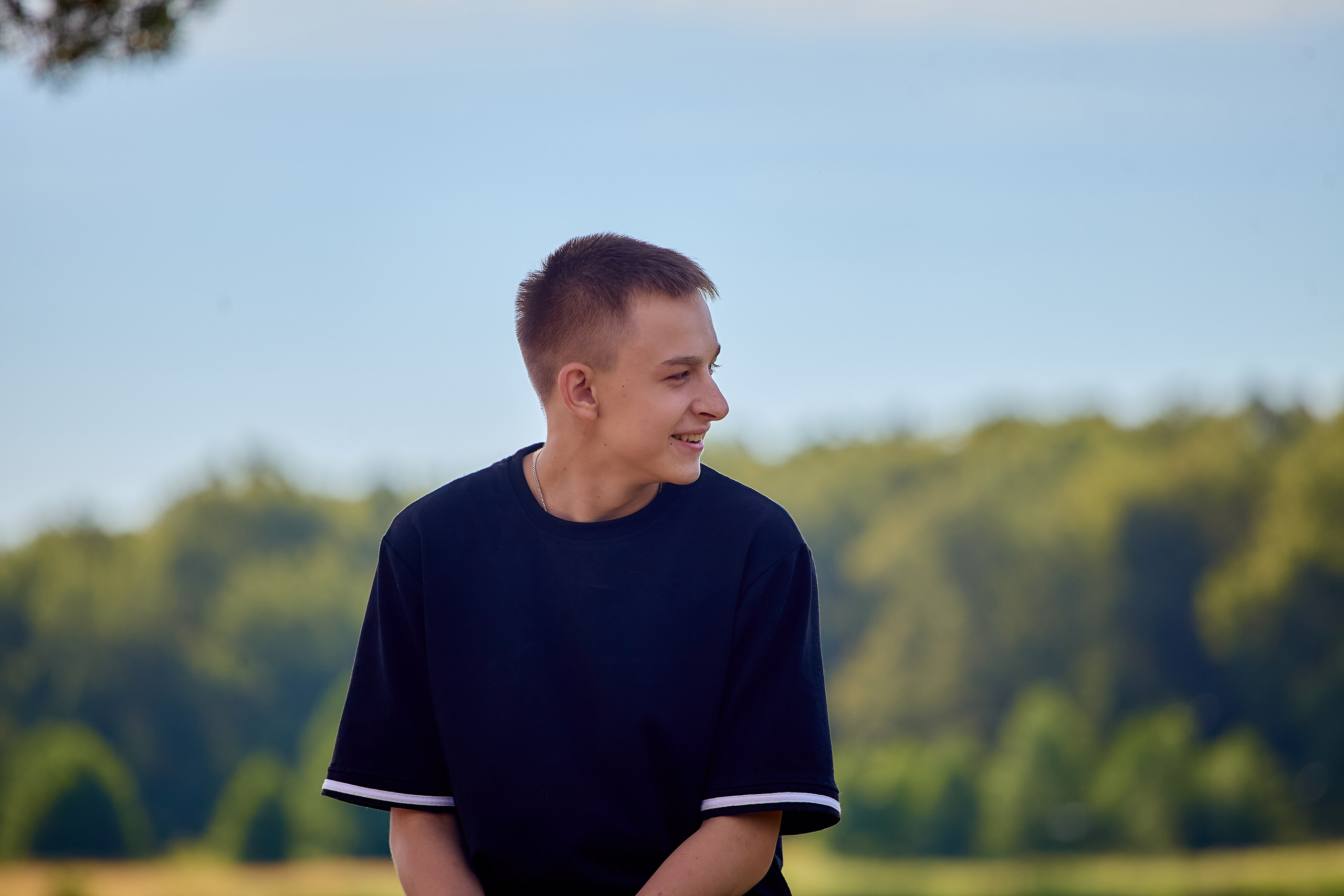 Семейная прогулка летом на озере