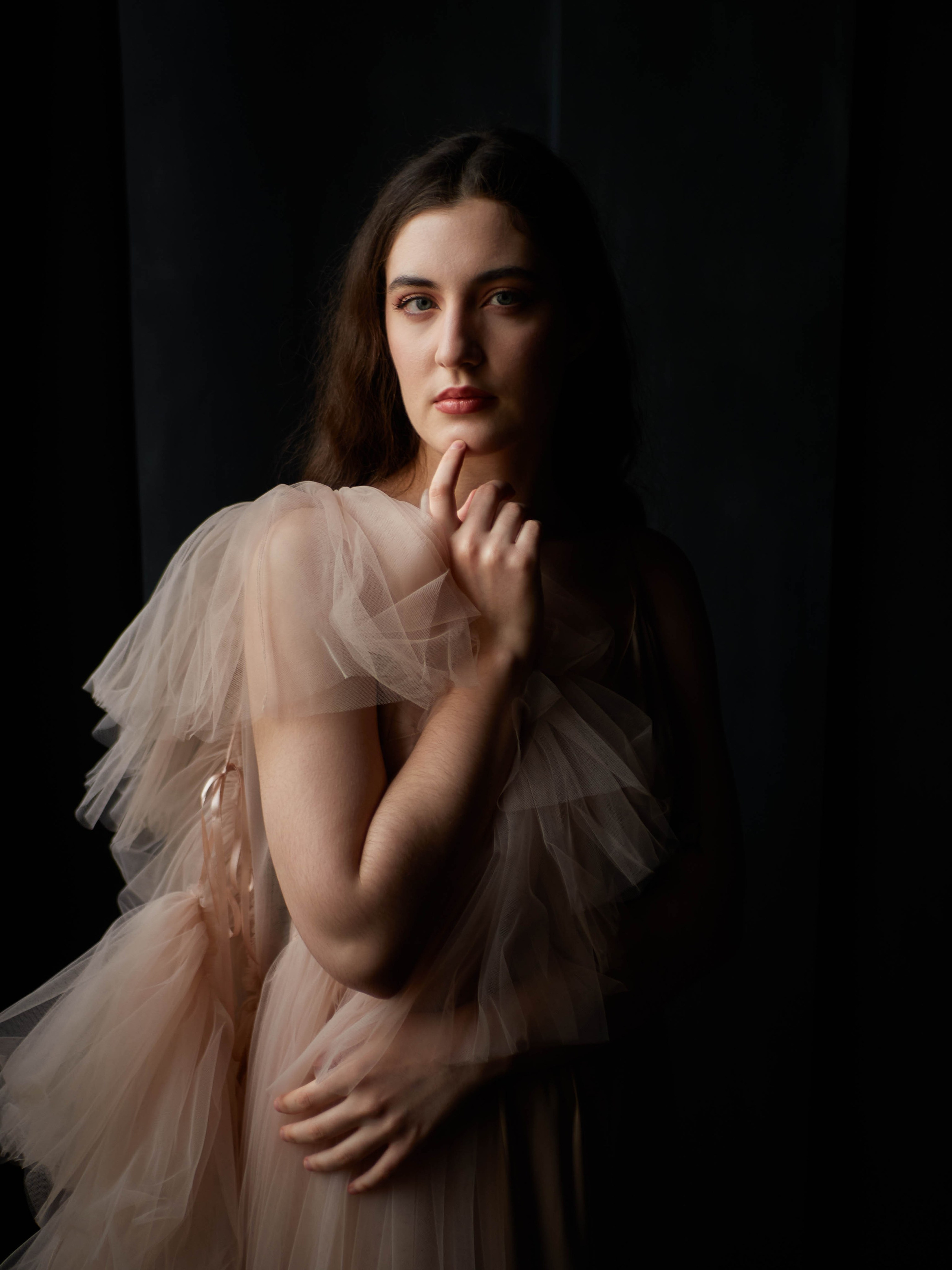 Нежная фотосессия с естественном светом на темном фоне