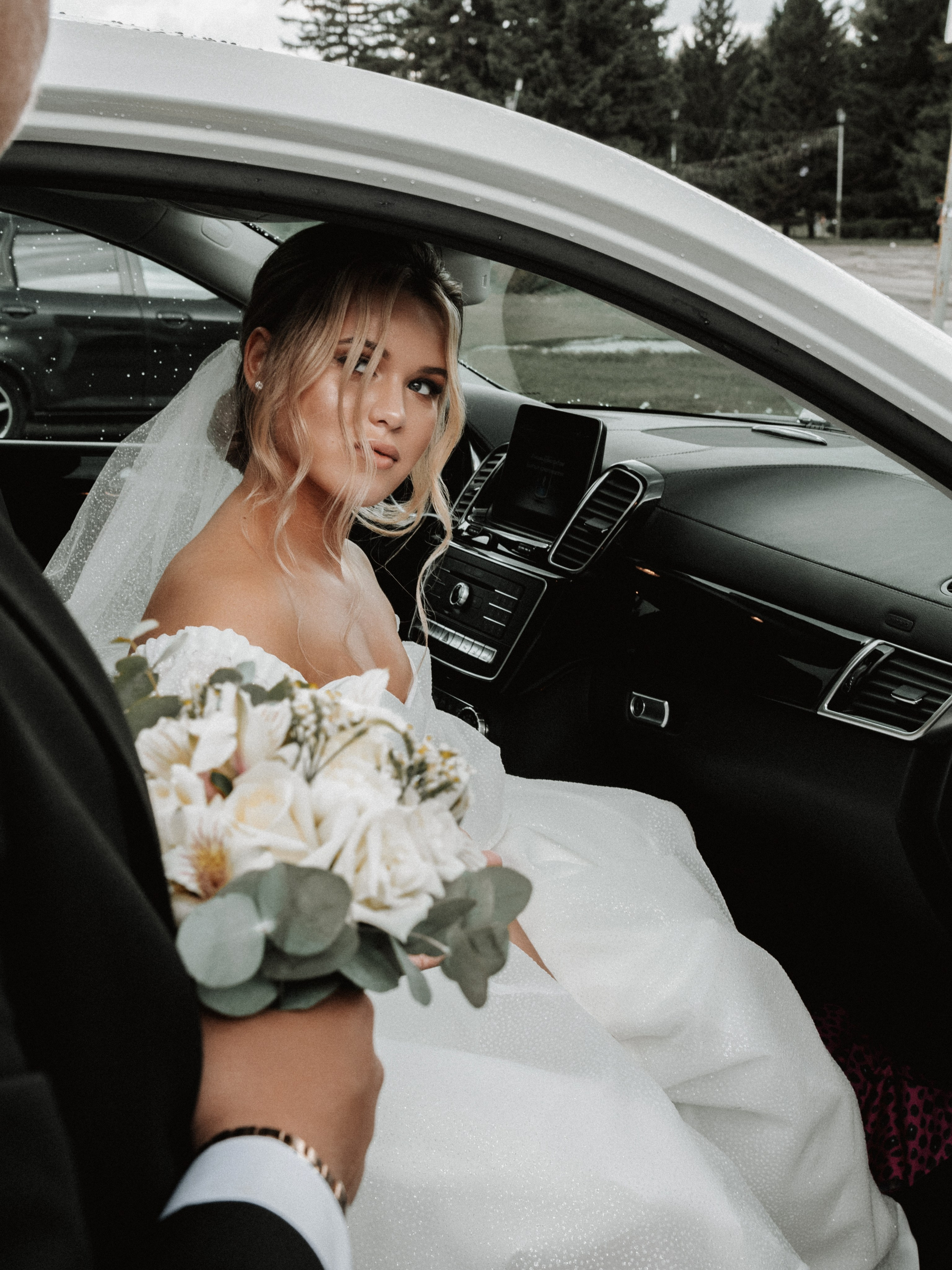 Свадебная фотосессия в Кировском Загсе Новосибирск. Семейный и свадебный фотограф в Новосибирске Иванова Яна