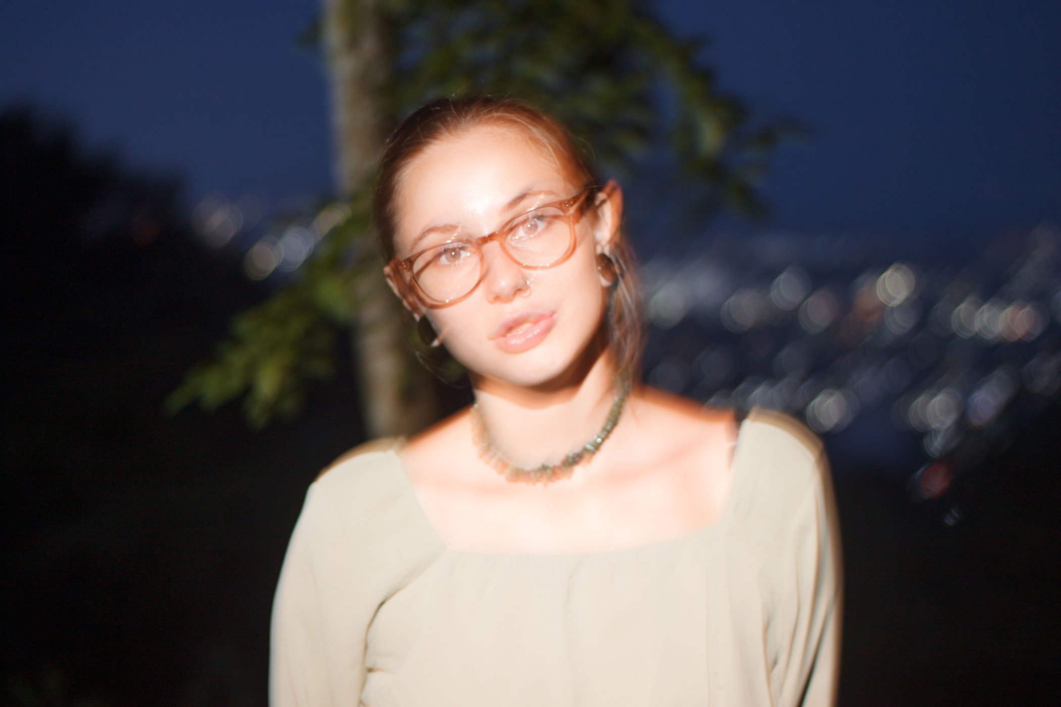 Съёмка на пляже со скалами