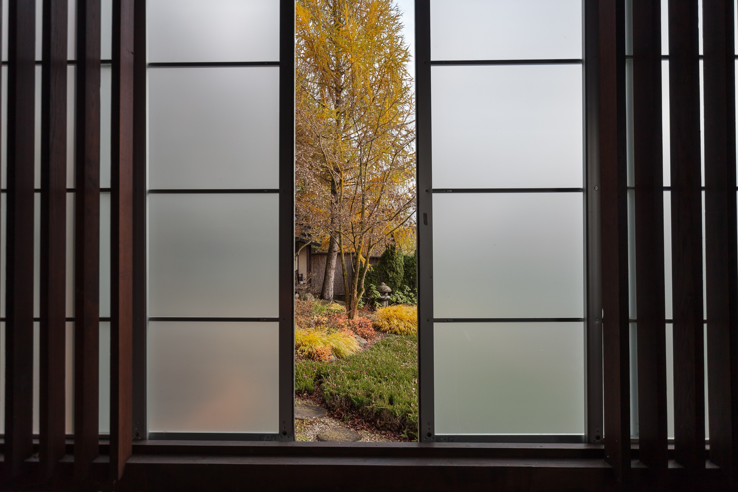 Смело пригласить фотографа, когда уже все листья опали,  когда спущен водоем, когда видны соседние дома... А  ещё смелее- на это согласиться😜!Осень- прекрасная пора! Уходит все "лишнее" и остаётся одна лишь "голая правда"!Идеально построенный сад будет играть и "работать"- круглый год! Мы окунулись именно в такой сад - сад Елены Асташкиной (http://t.me/ast_landscape), который засыпал у нас на глазах.Мы шептались, мы общались, мы вели честный и очень трогательный диалог с ним. Сад пустил нас в свое доверие и показал себя с лучшей его стороны 🙏🏻. Слова лишние -  смотрите сами 🥰