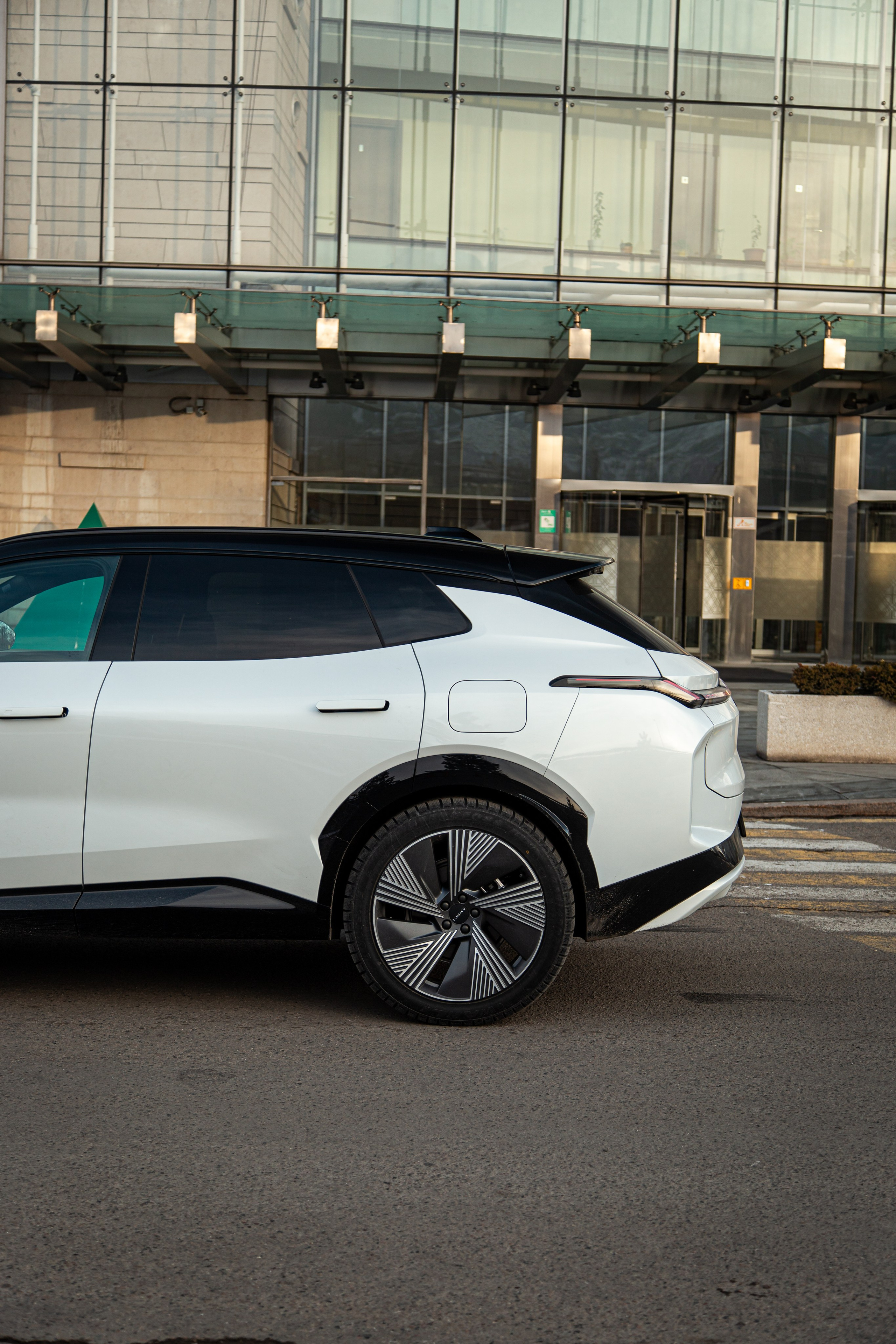 Lynk&Co 08 EM-P. Рекламный и портретный фотограф в Алматы — Серекпаев Танирхан