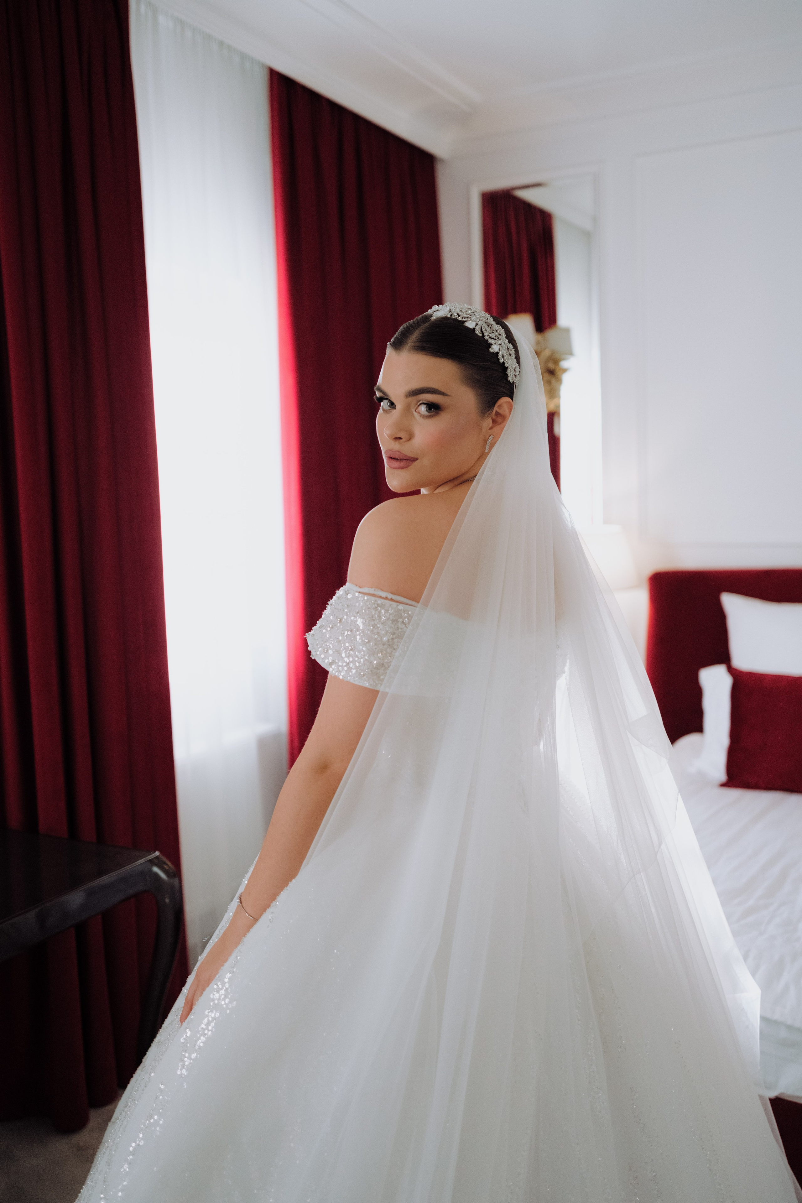свадебное платье на фотосессии в отеле 