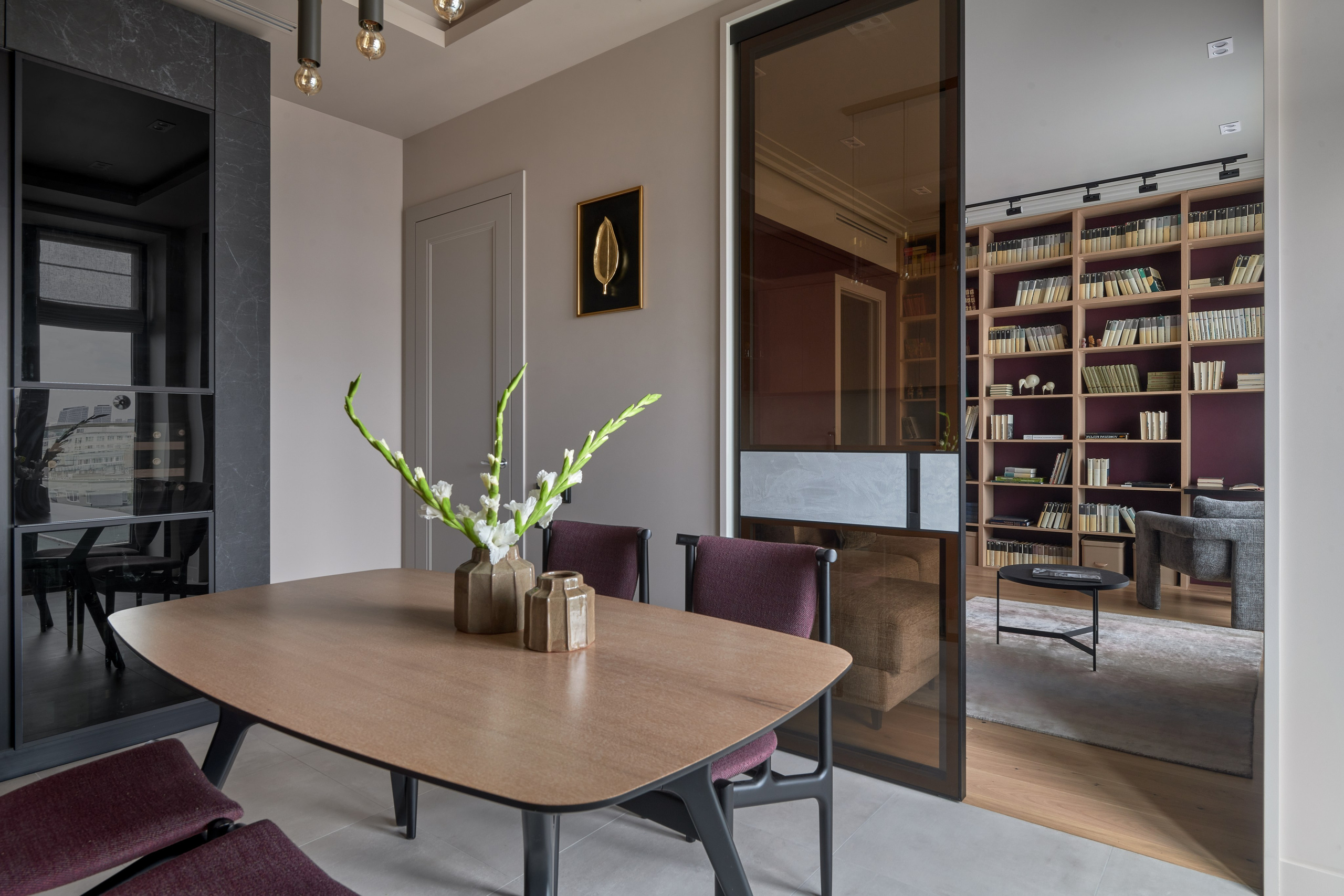 Светлое дерево и фиолетовые акценты. Фотограф Наталья Вершинина