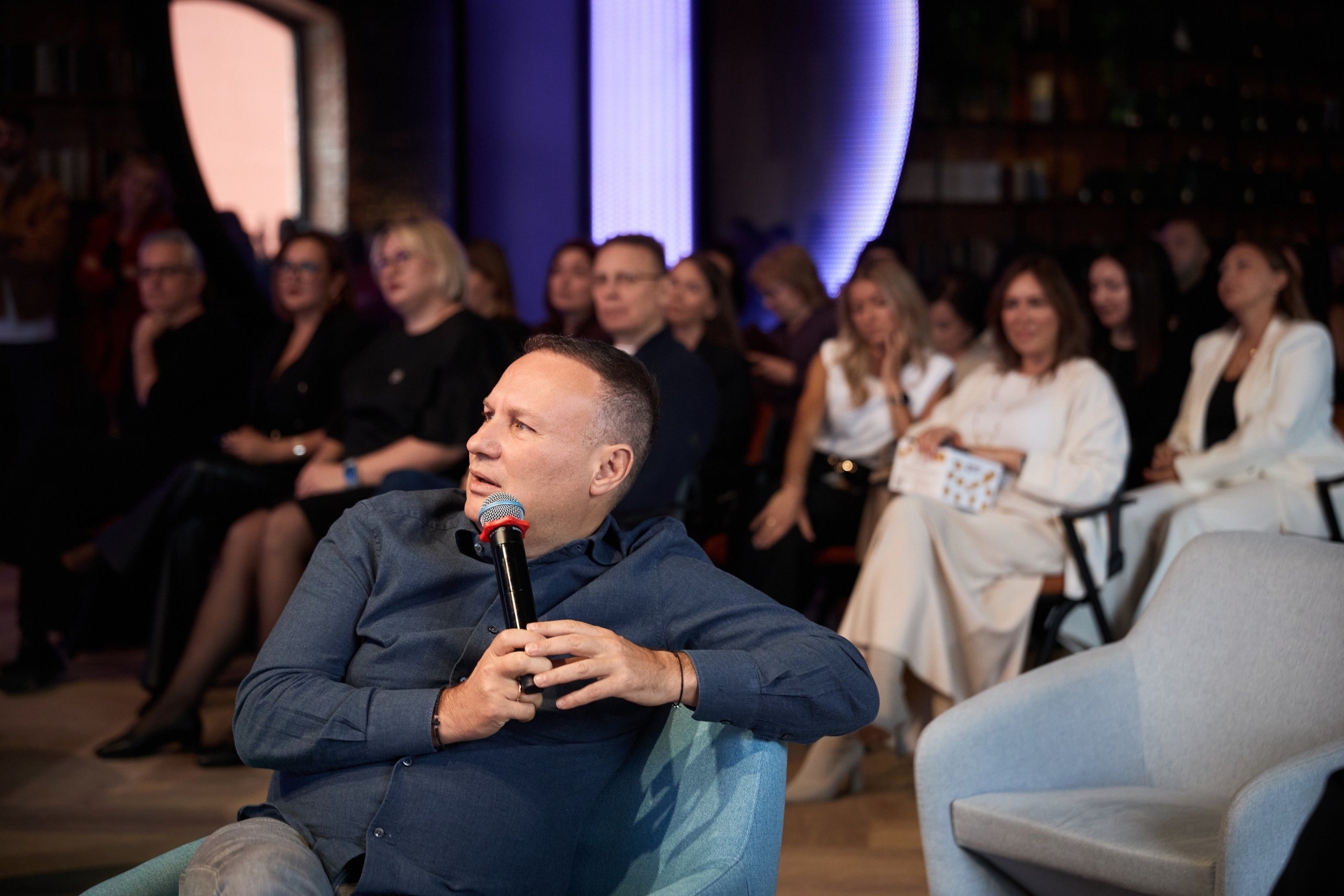 Репортажная фотосъемка в тёмном помещении с дополнительным светом. КонТайм: профессиональная съемка для организаций