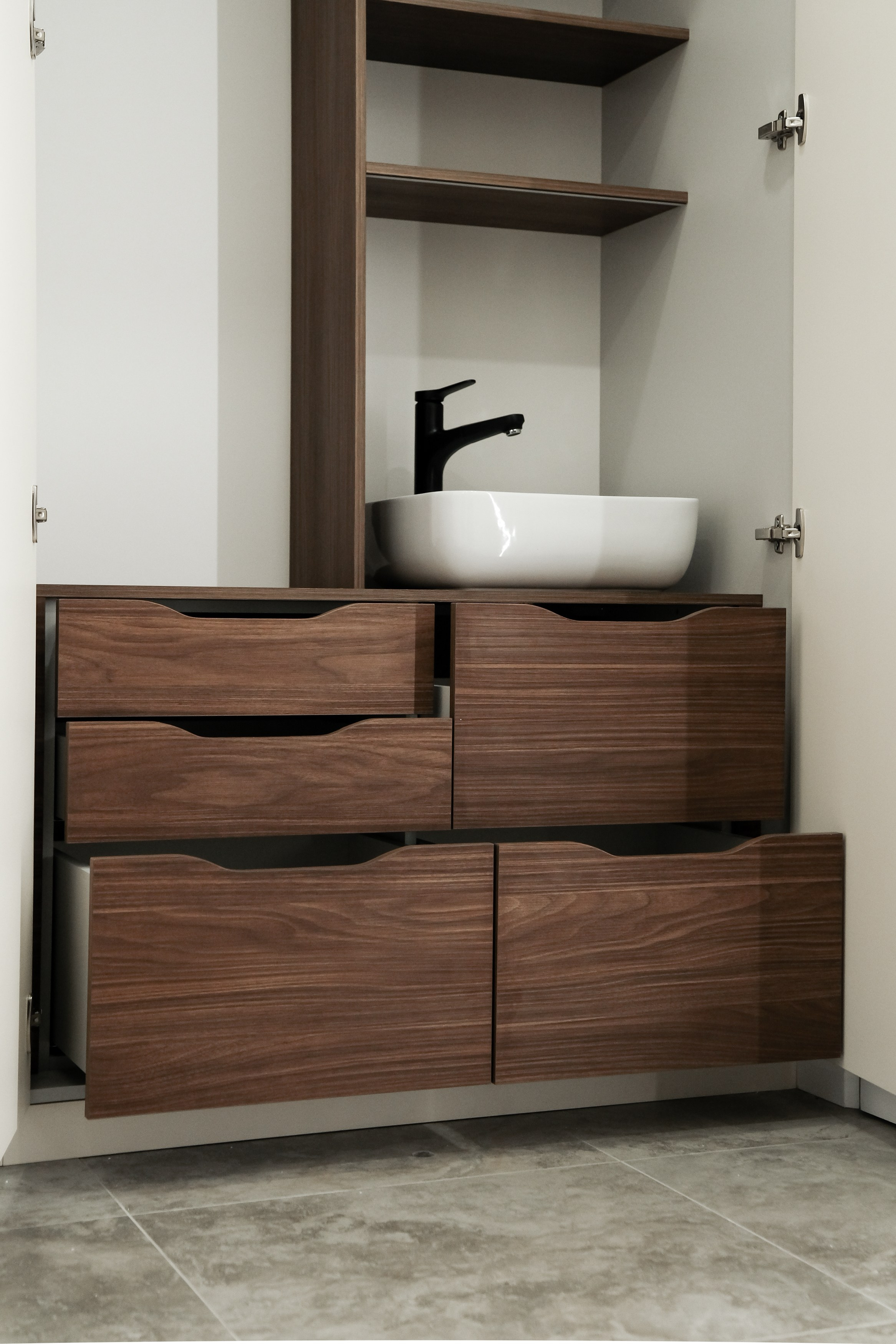 Шкаф и консоль в прихожую от ГУДРУМ. Мебель на заказ в Томске. ГУДРУМ — Мебель на заказ в Томске | Кухни | Шкафы | Стулья и Столы