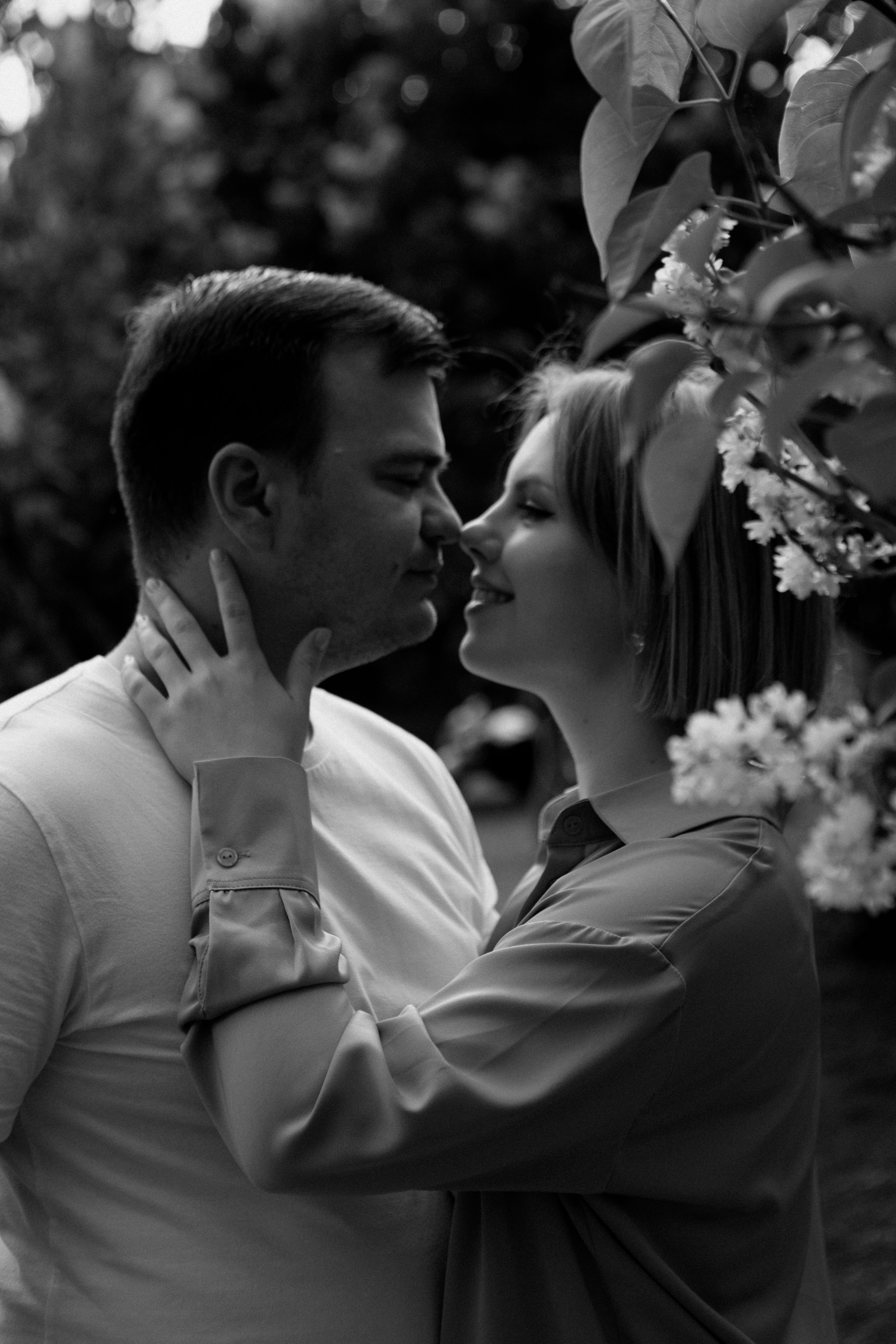 Фотосессия для пары в сиреневом саду. Фотограф Калагина Светлана