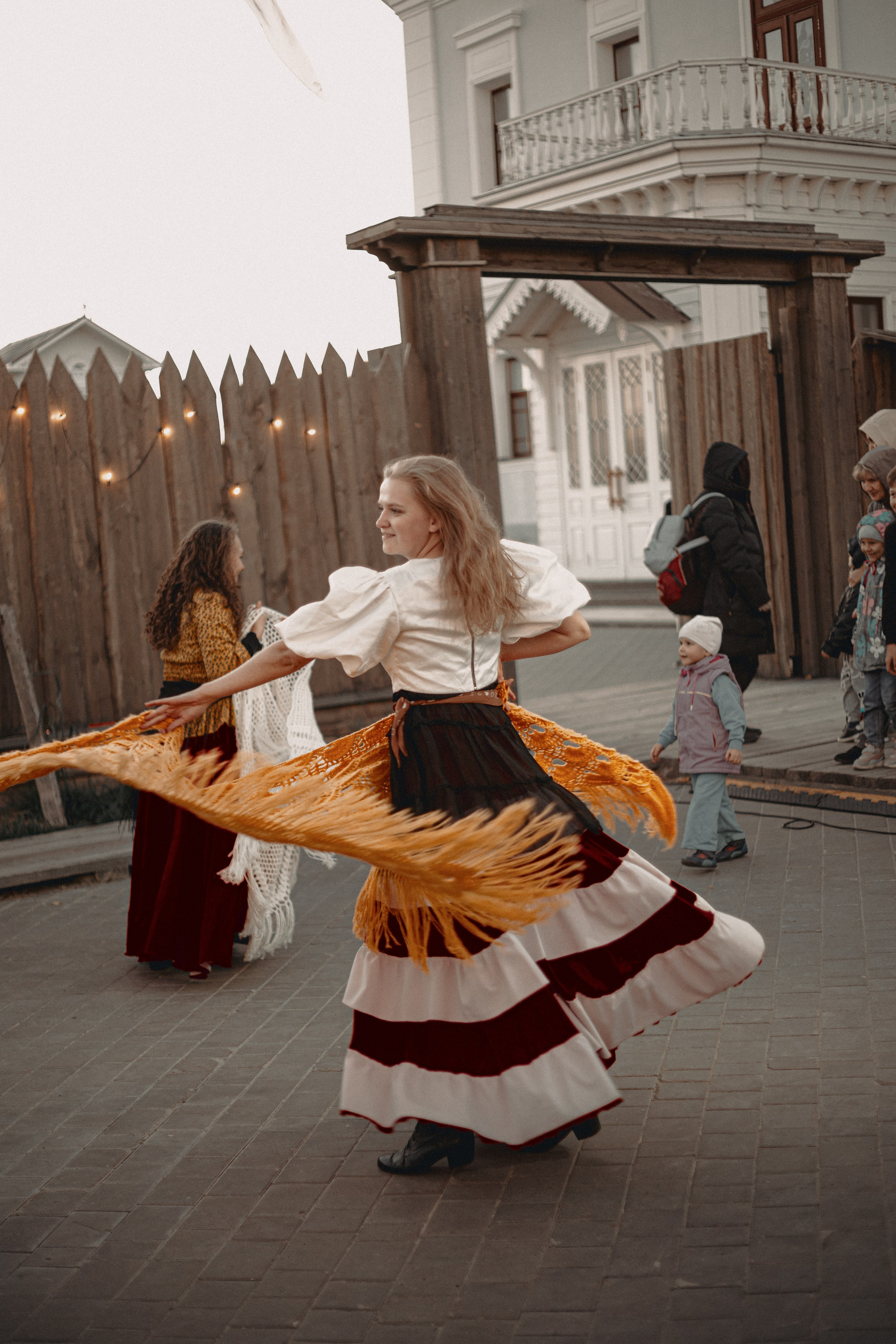 Спектакль «Куриное кабаре» от Свободного молодежного театра | Тобольск. Арт-фотограф Крис Л. в Тобольске: портрет, семейные, свадьбы