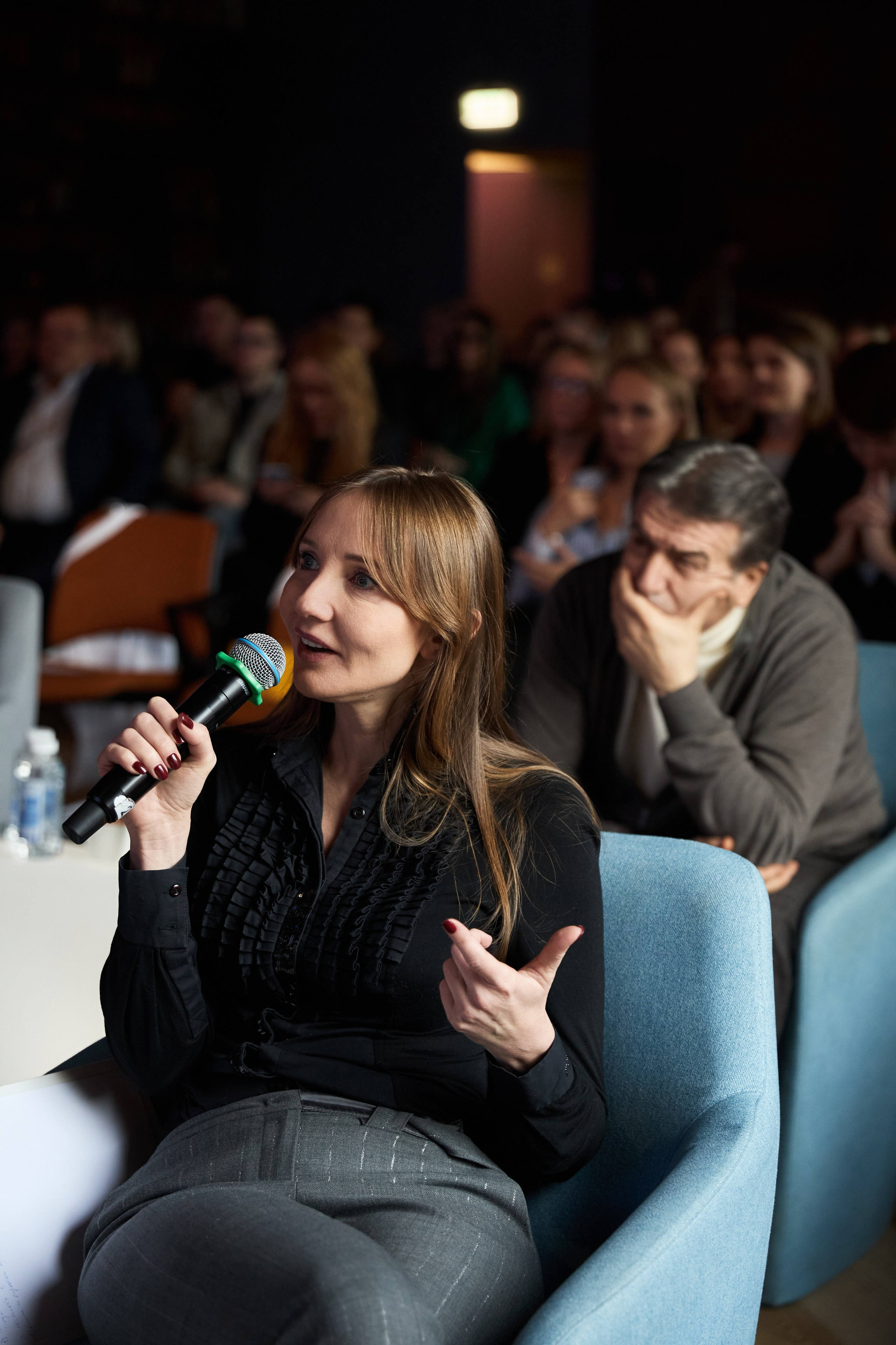 Репортажная фотосъемка в тёмном помещении с дополнительным светом. КонТайм: профессиональная съемка для организаций