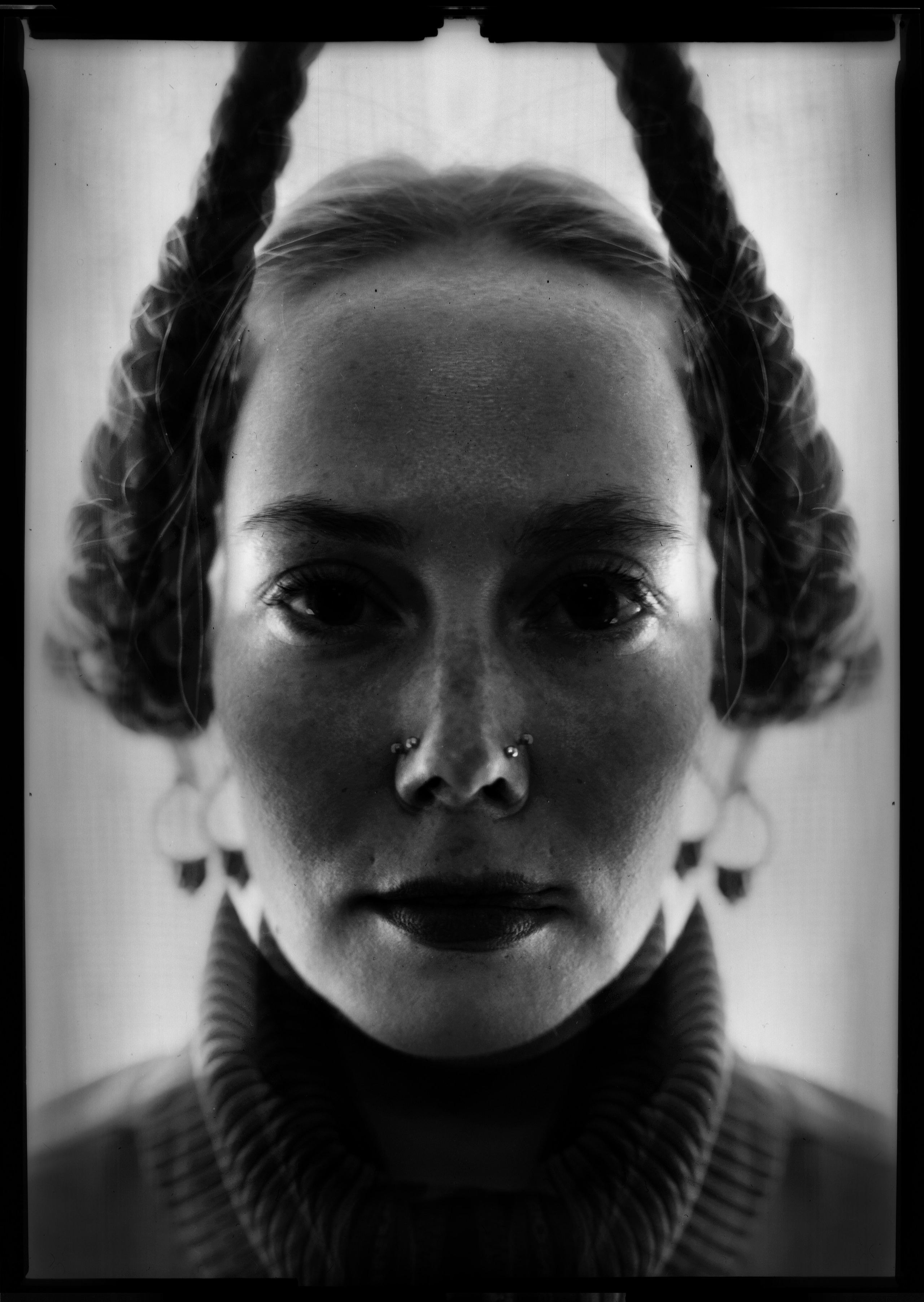 Концептуальная фотография, широкий формат на листовую плёнку Ilford Delta 100, формата 9×12 см. Мультиэкспозиция в момент печати не съемки. Портретный и художественный фотограф в Москве Пётр Корень