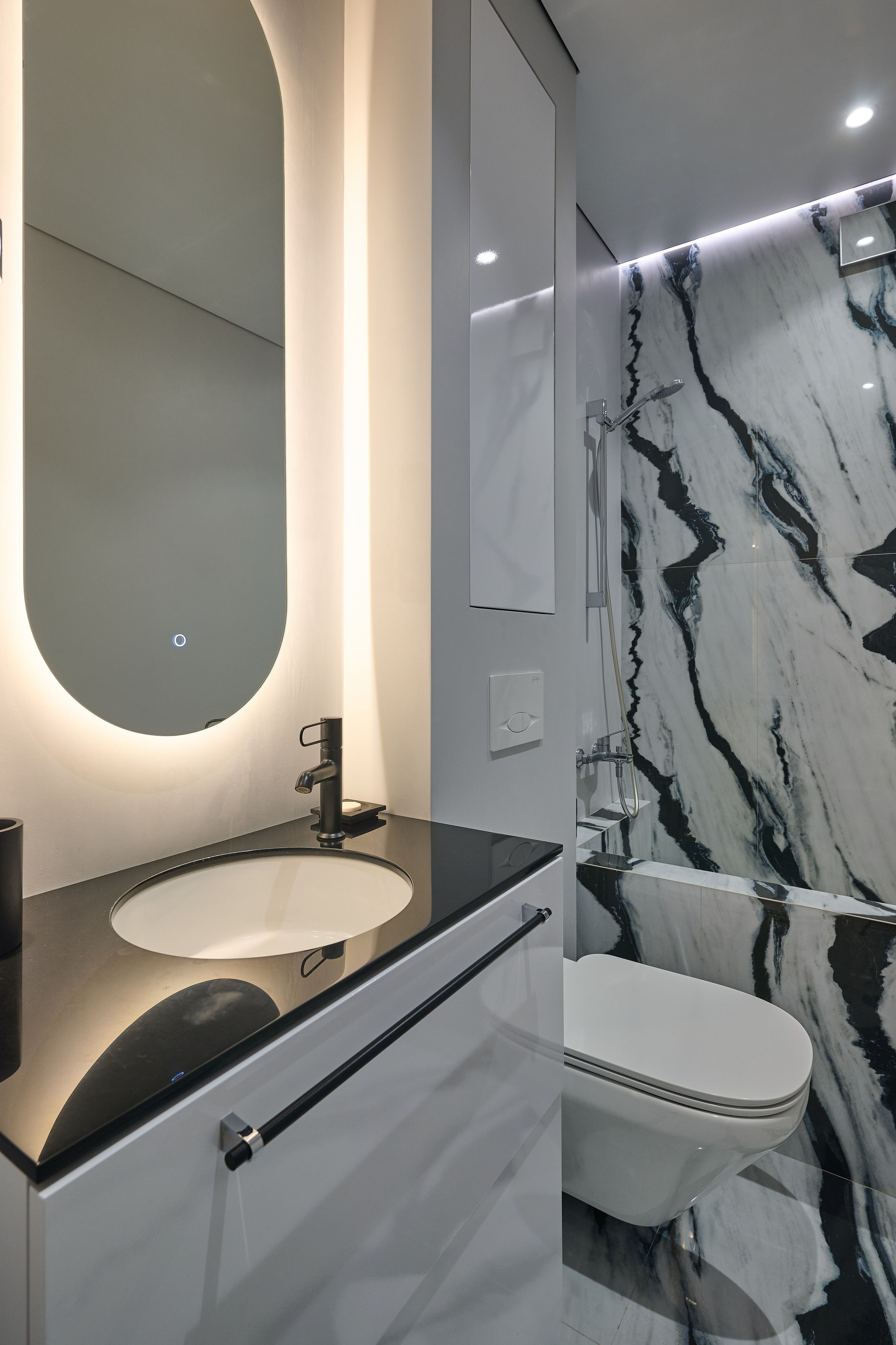 овальное большое зеркало с подсветкой плитка с интересным рисунком  