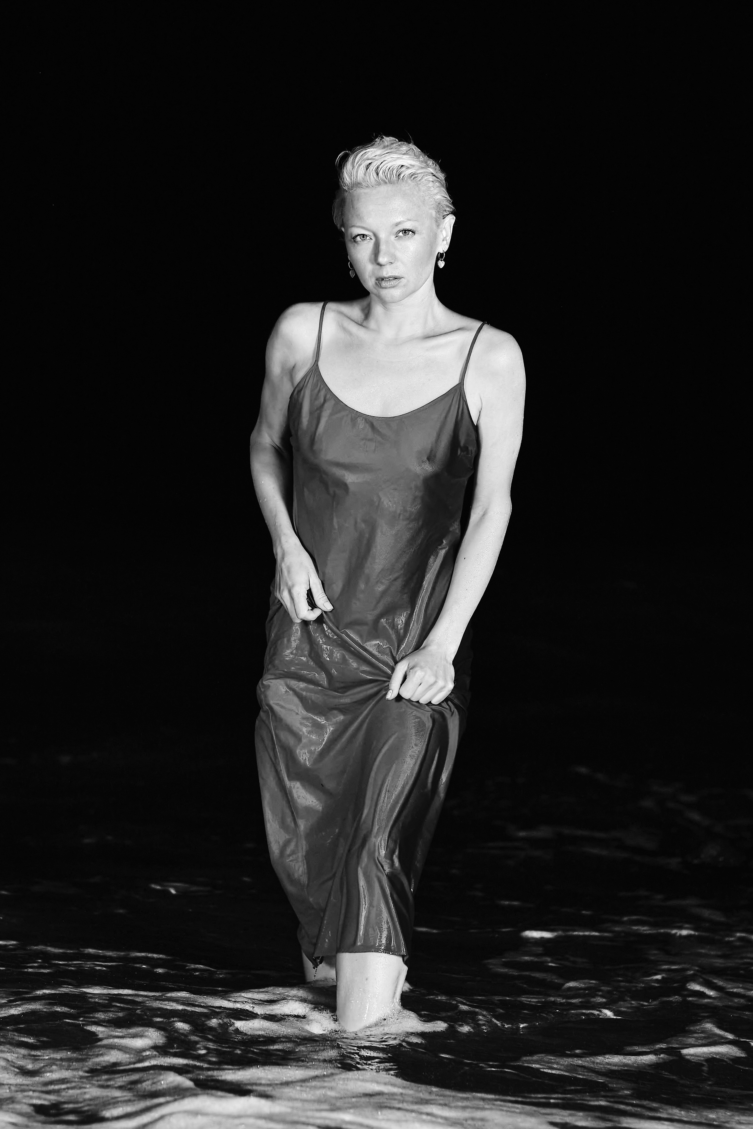 девушка в платье ночью выходит из моря, женский портрет чб, 
