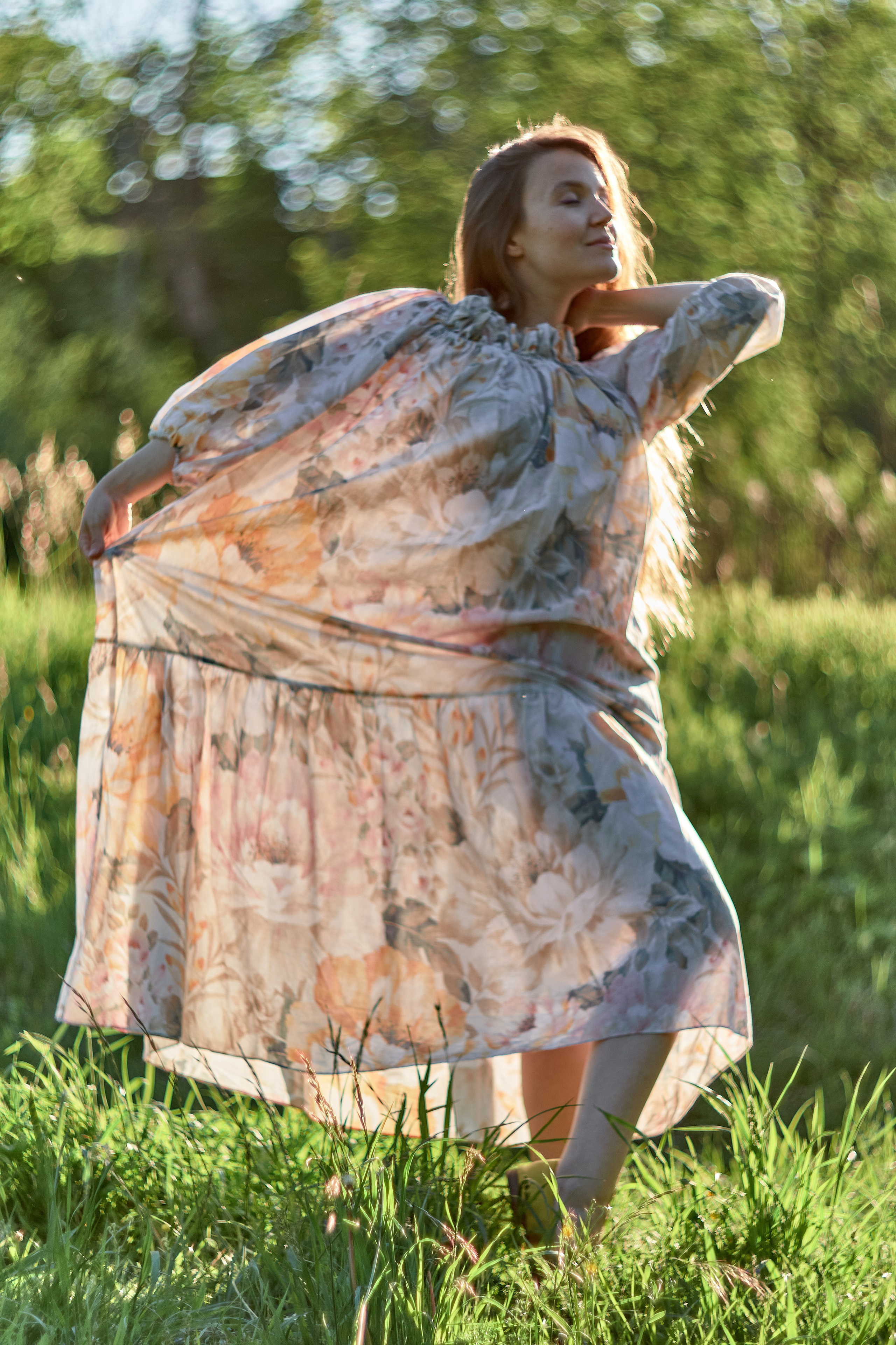 Фотосессия на природе спб, санкт-петербург фотография в парке, красивая девушка среди деревьев в лесу, фотосессия в простом платье 