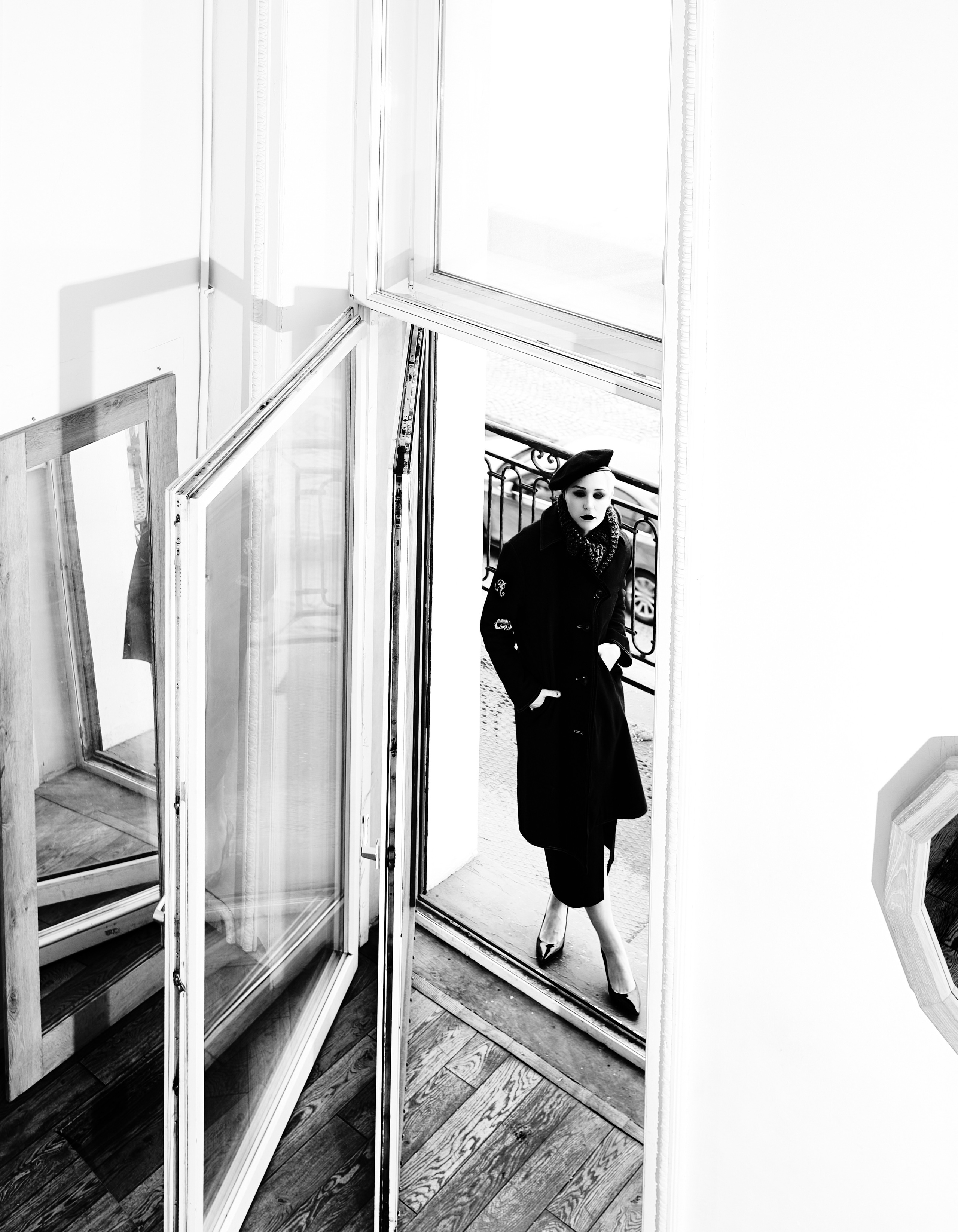 чб фотосессия девушка в берете черно-белая фотография блондинка идея для фотосессии, макияж для фотосессии, женская короткая стрижка