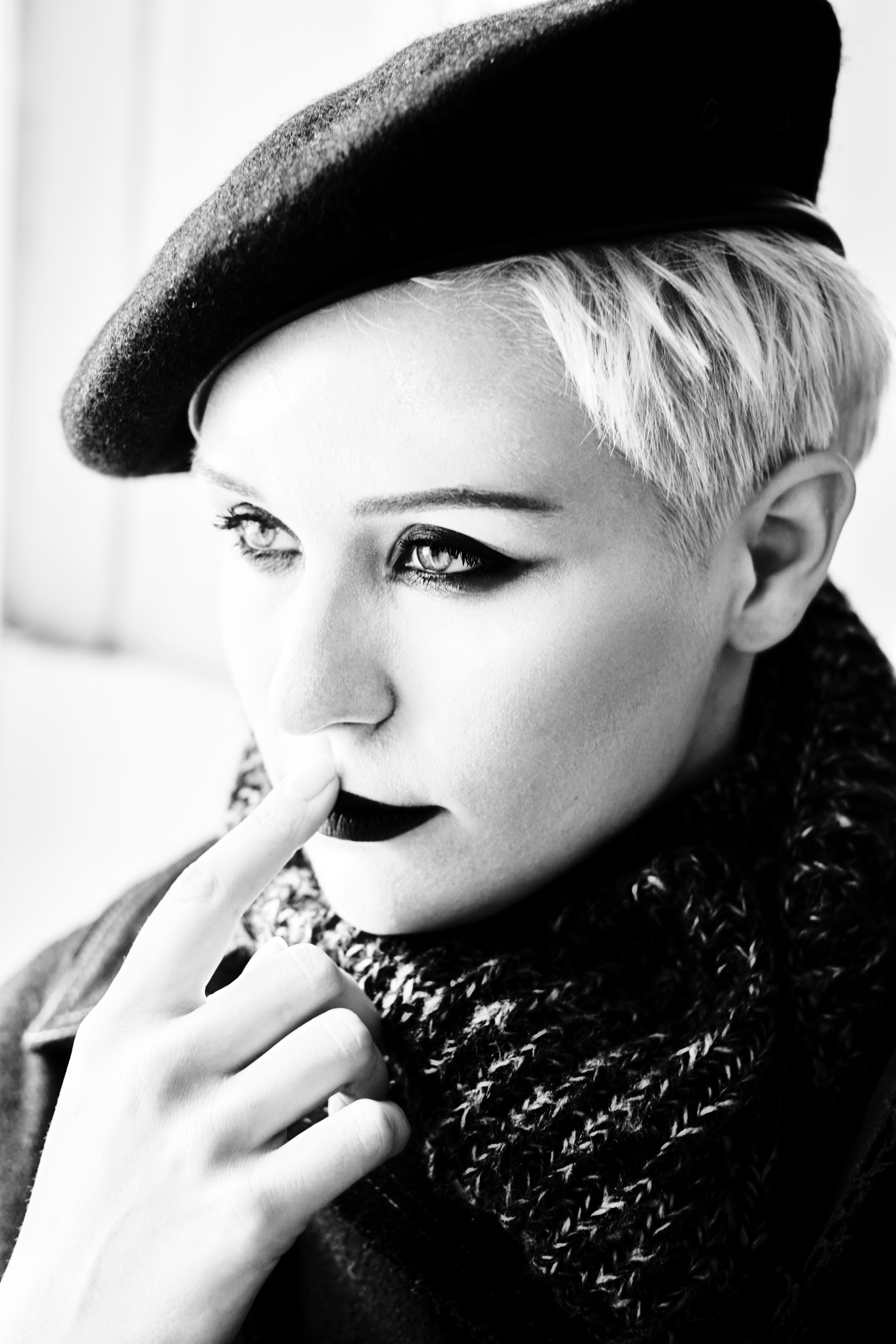 чб фотосессия девушка в берете черно-белая фотография блондинка идея для фотосессии, макияж для фотосессии, женская короткая стрижка, женский портрет чб