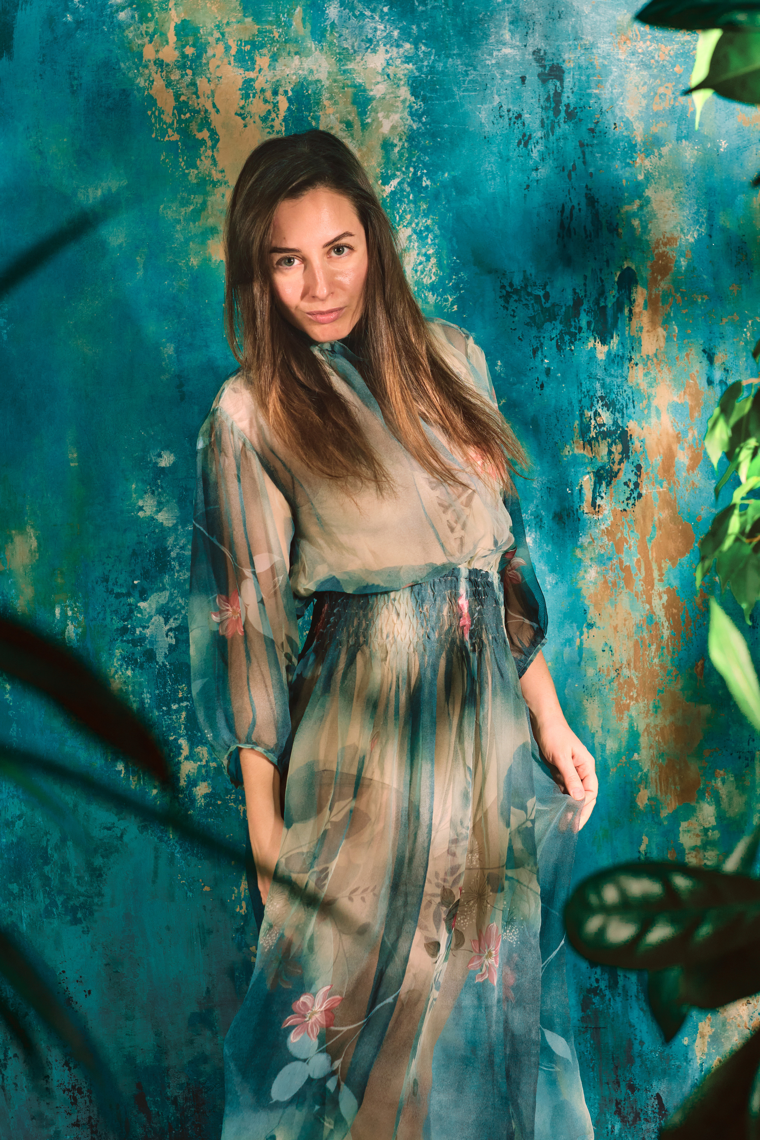 фотостудия с растениями, фотосессия санкт-петербург, девушка в голубом зеленом платье на голубом фоне среди растений, съемка в саду