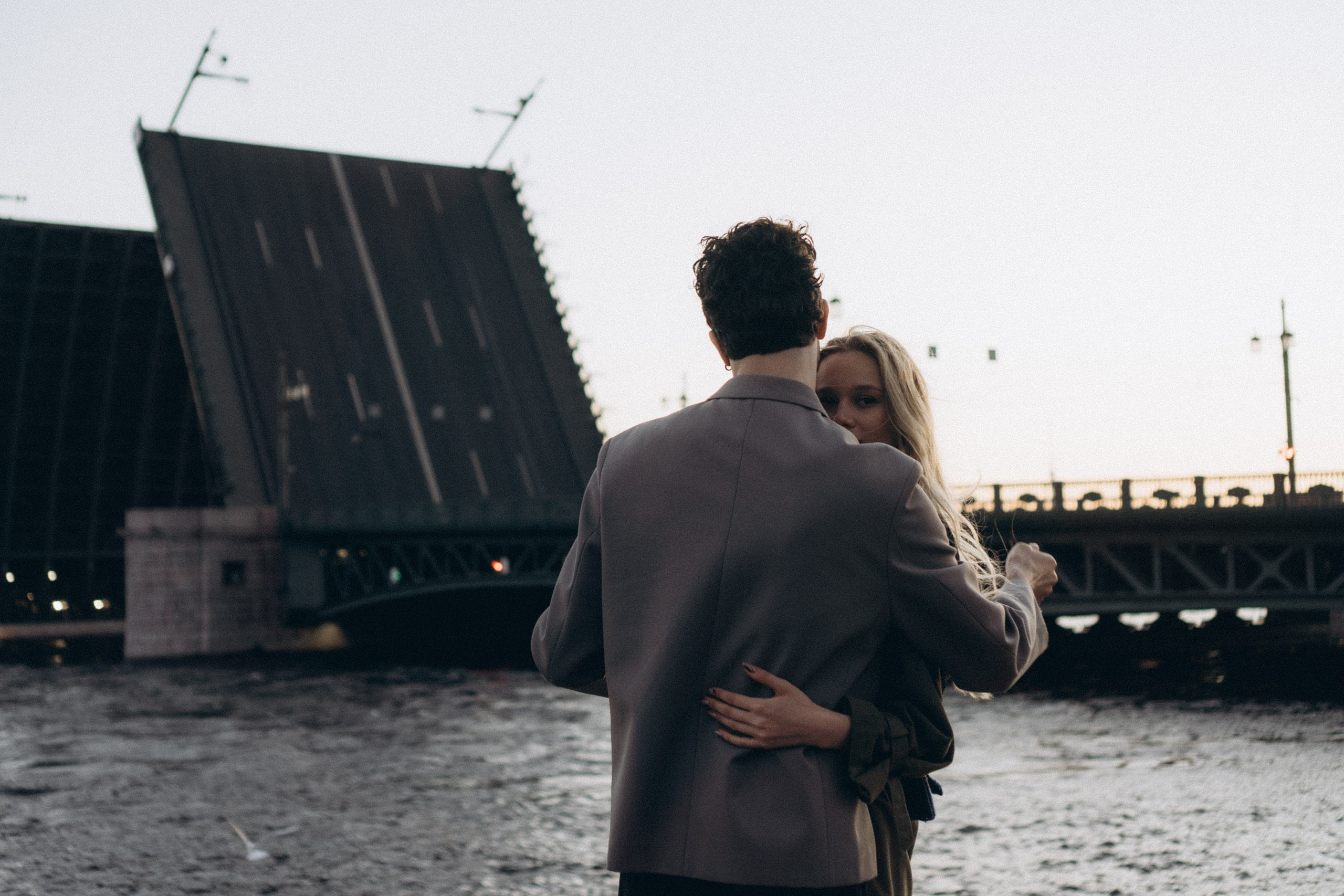 СВАДЕБНАЯ СЬЕМКА ПАРЫ НА РАССВЕТЕ В БЕЛЫЕ НОЧИ И ПРОГУЛКА С РАЗВОДНЫМИ МОСТАМИ И ПИКНИК ВОЗЛЕ ИСАКИЕВСКОГО СОБОРА. Профессиональный фотограф, Санкт-Петербург — Виктория Богомолова